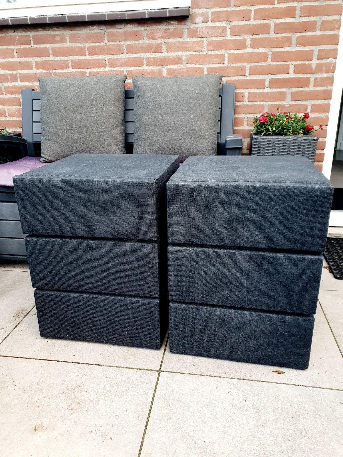 2x donkergrijze textiel nachtkastje met Lades, Ophalen of Verzenden, Gebruikt