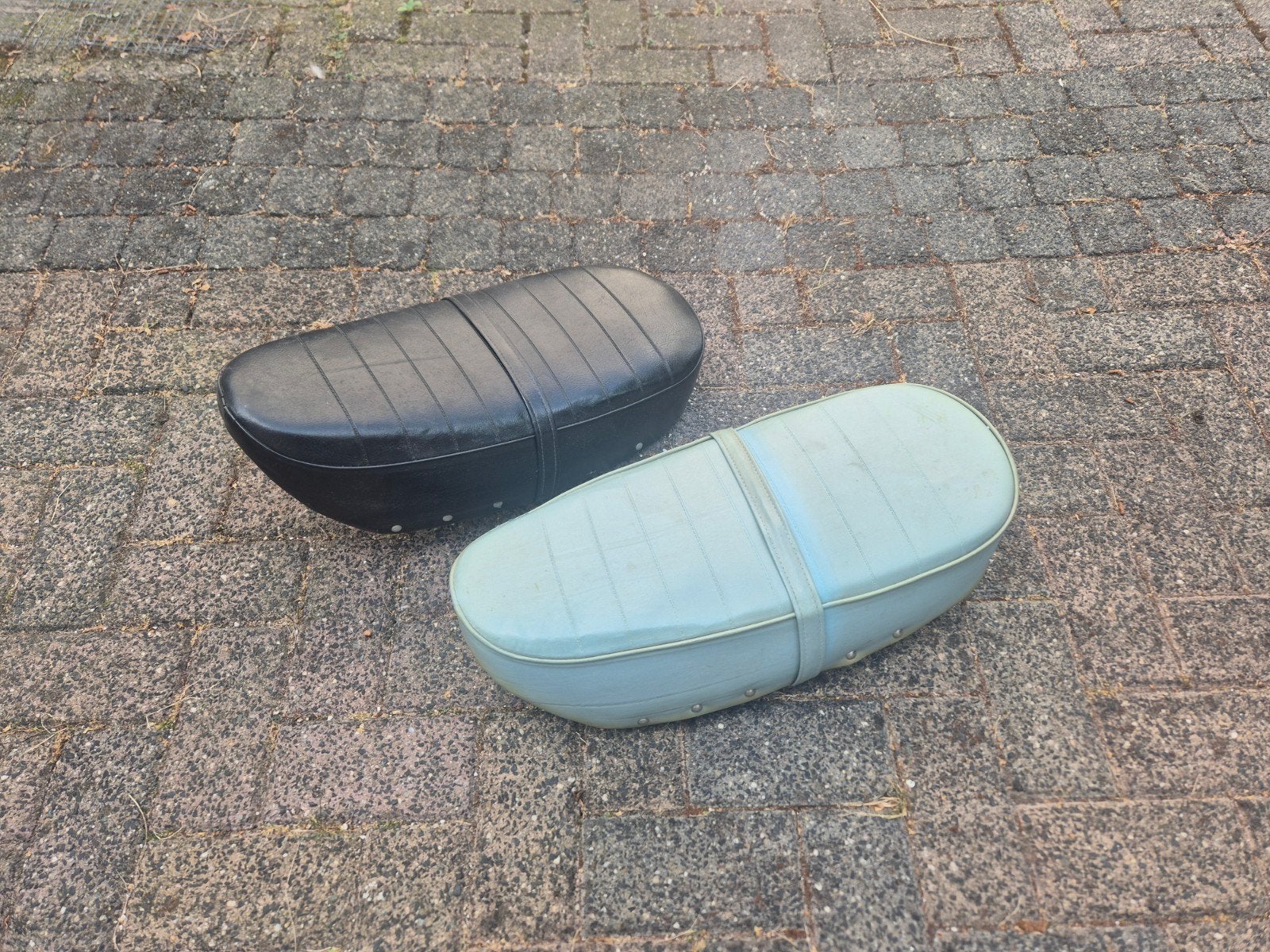 2 gebruikte zadels voor Honda Dax - Zwart en Lichtblauw, Ophalen, Gebruikt