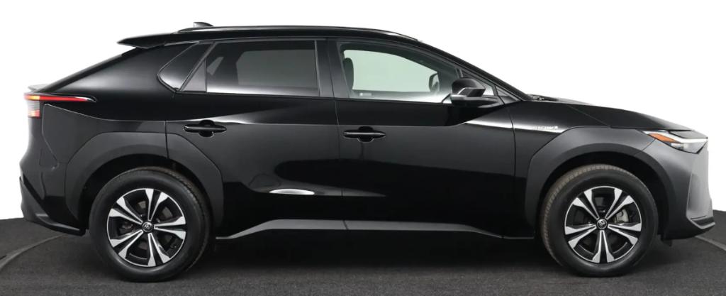 Toyota bZ4X 71,4 kWh 204pk Aut 2023 Zwart, Auto's, Toyota, Inductieladen voor smartphones, 750 kg, 33 min, Zwart