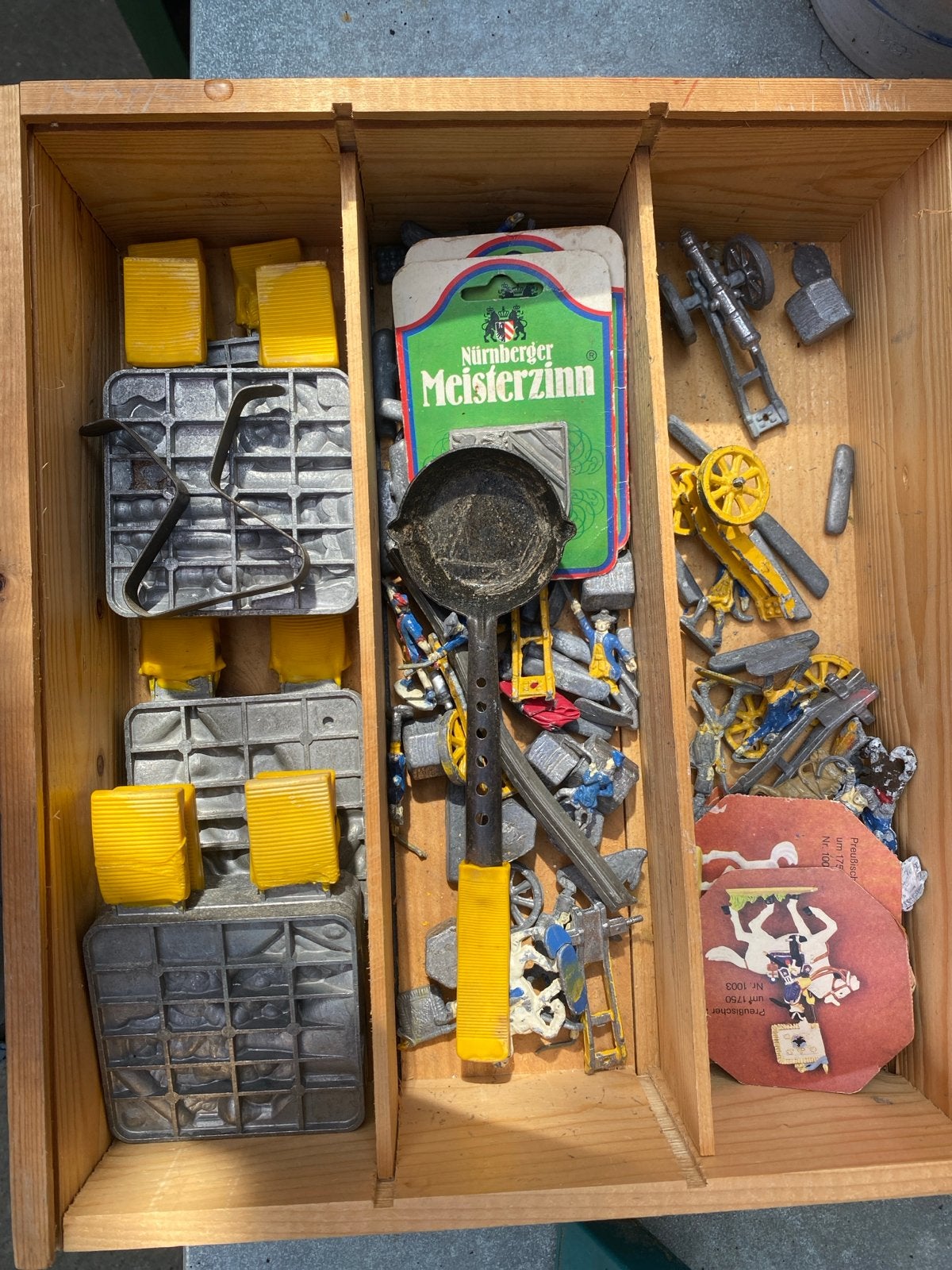 Tin giet set met diverse mallen en veel tin, Hobby en Vrije tijd, Gebruikt, Overige thema's, Meerkleurig, Overige merken