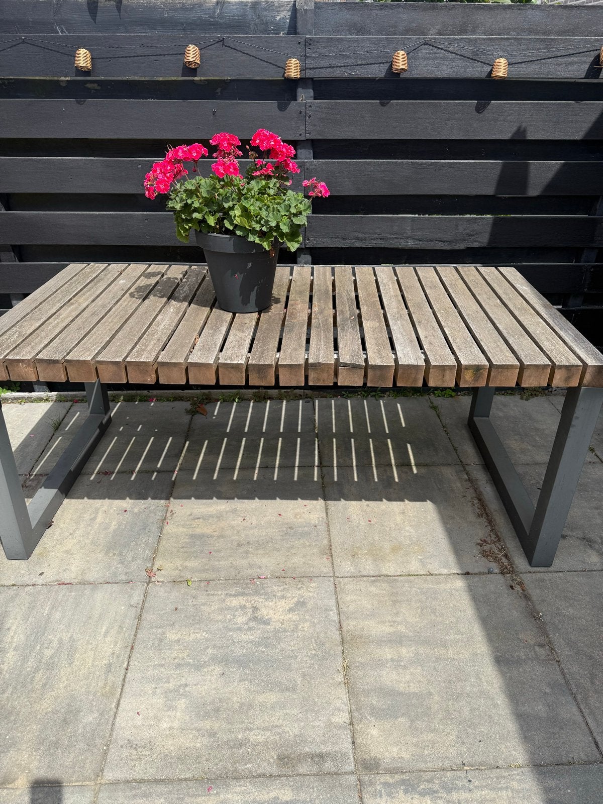 Robuuste tuintafel van hardhout en metaal, Tuin en Terras, Ophalen, Gebruikt, Rechthoekig, Hout