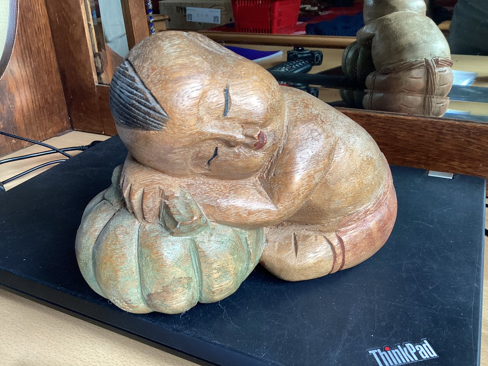 BEELD van slapend kind op pompoen, van hout, 20Lx14H voor 3€, Overige onderwerpen, Minder dan 20 cm, Ophalen of Verzenden, Handgemaakt