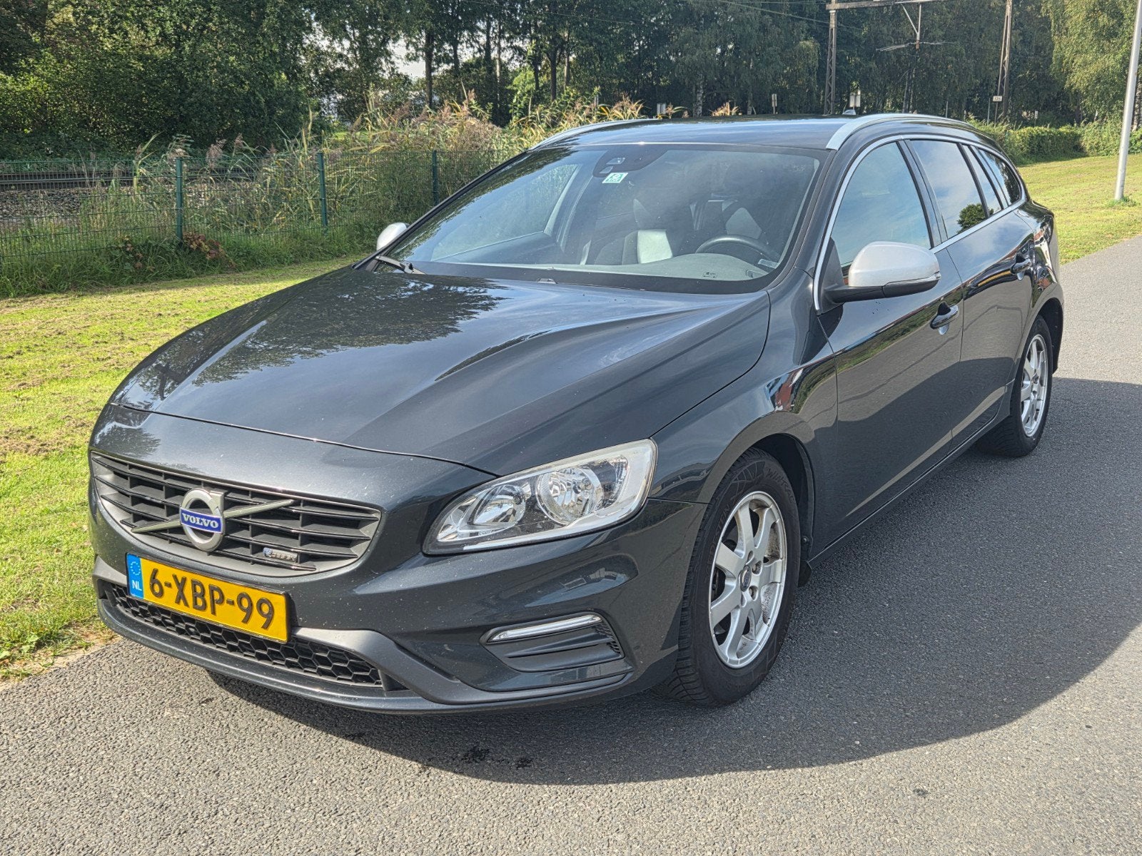 Volvo V60 D4  R-Design 181pk Start/stop Geartronic 2014 Grij, Auto's, 1502 kg, 1800 kg, 4 cilinders, Origineel Nederlands