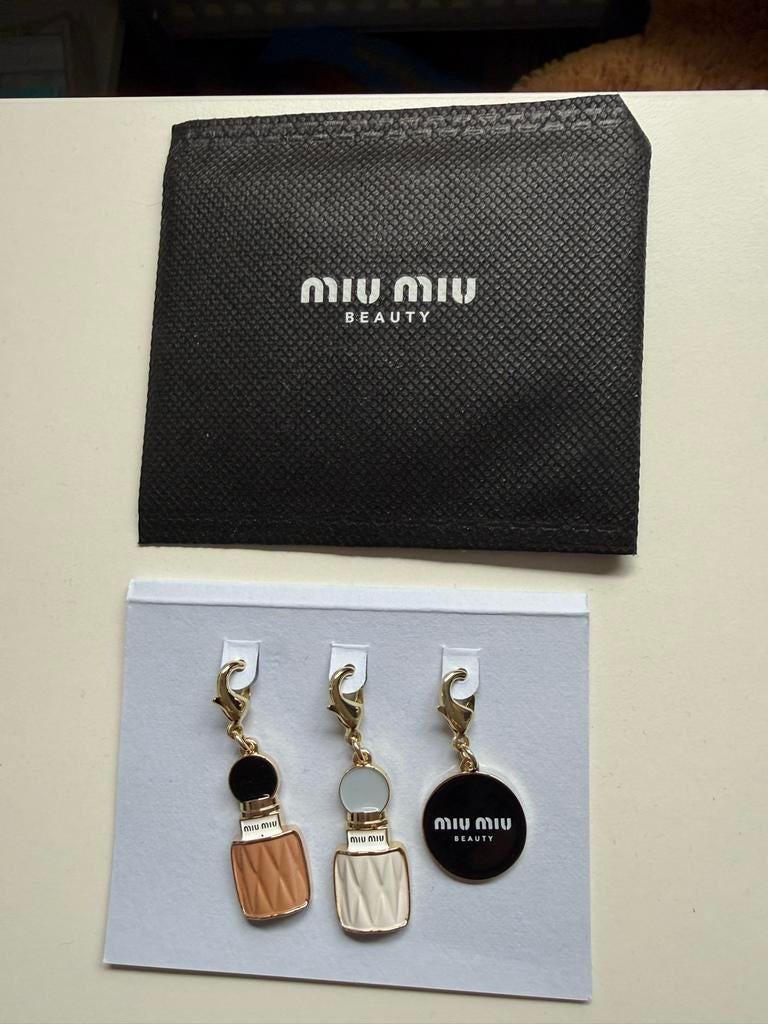 Miu Miu Beauty bedels set van 3, NIEUW!, Sieraden, Tassen en Uiterlijk, Bedels, Nieuw, Overige merken, Overige materialen, 2 of 3 bedels