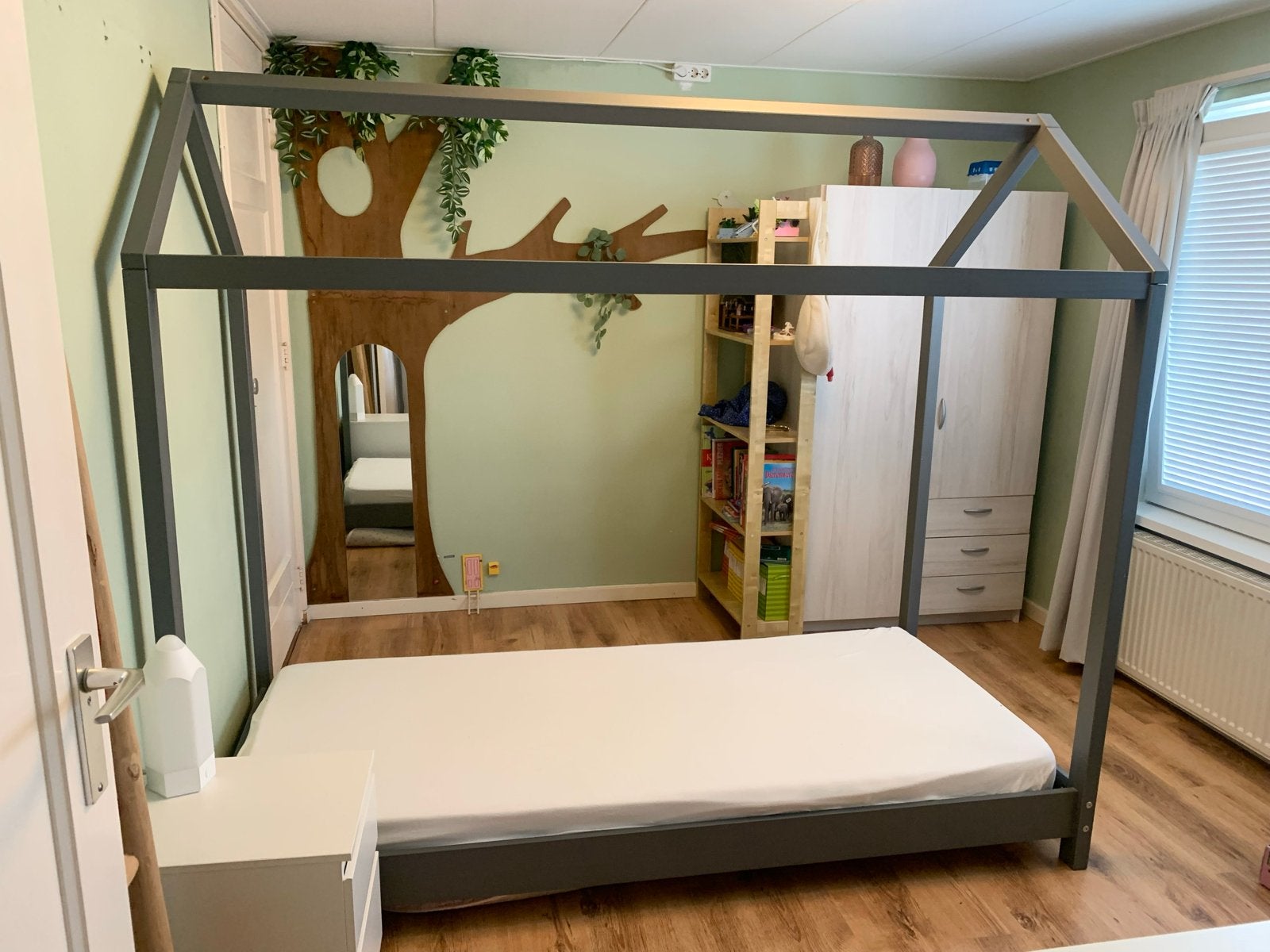 Huisbed grijs - Eenpersoonsbed - kinderbed met lattenbodem, Ophalen, 85 tot 100 cm, Zo goed als nieuw, Matras