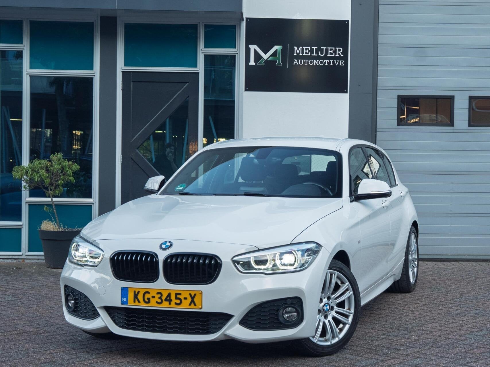 BMW 118i M Sport|LED|M-Sport|Navi|Sportstoelen|Cruise|PDC|NA, Auto's, 1-Serie, Euro 6, Alcantara, Wit