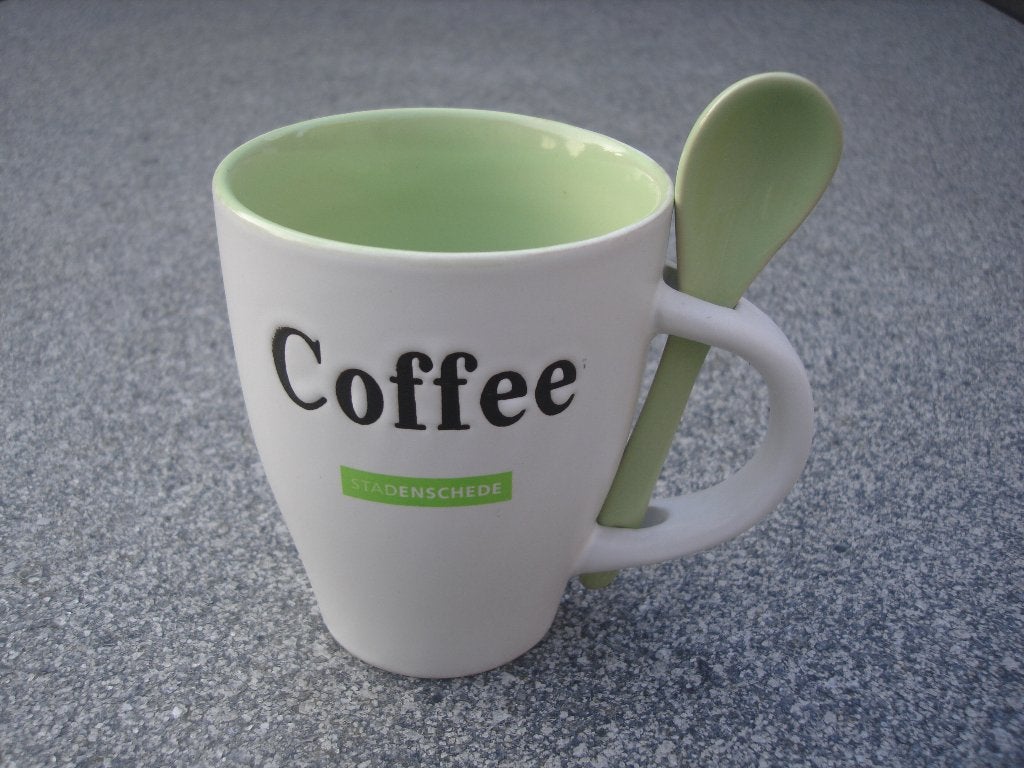 Vrolijke koffiemok met lepel, Nieuw, Overige stijlen, Aardewerk, Mok