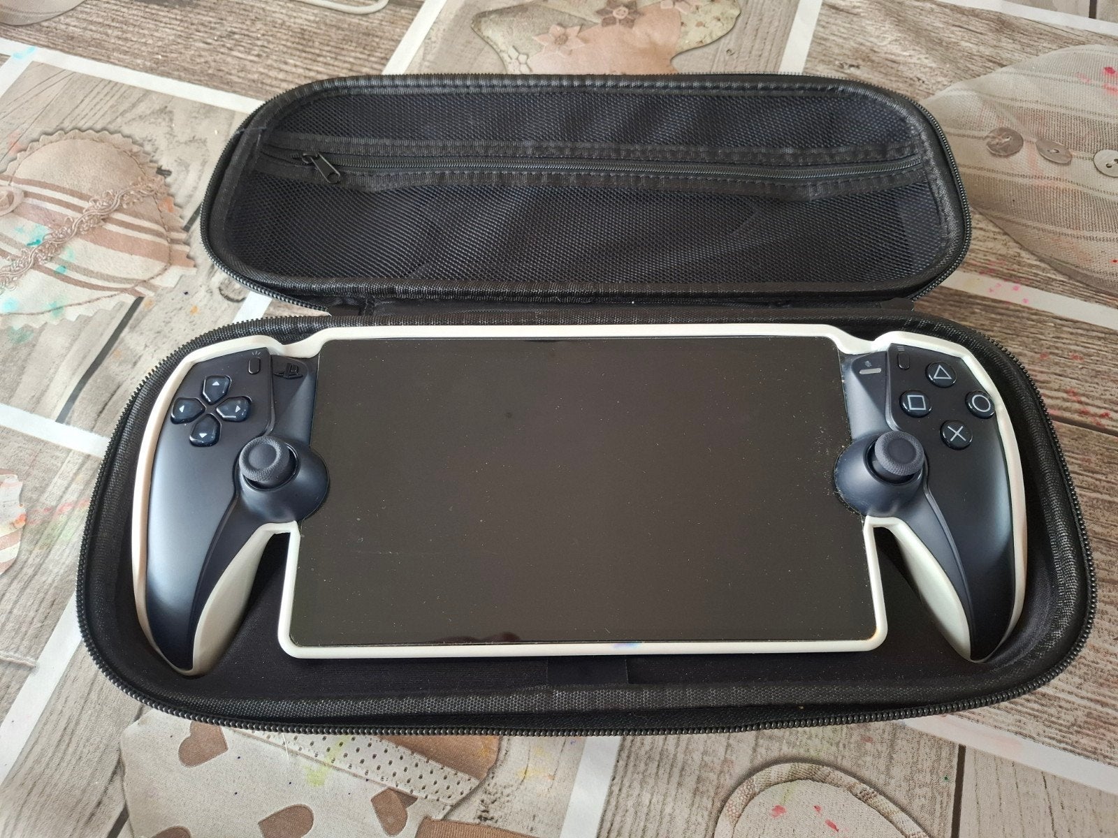 Sony PlayStation Portal Remote Player met hoes, Ophalen of Verzenden, Zo goed als nieuw