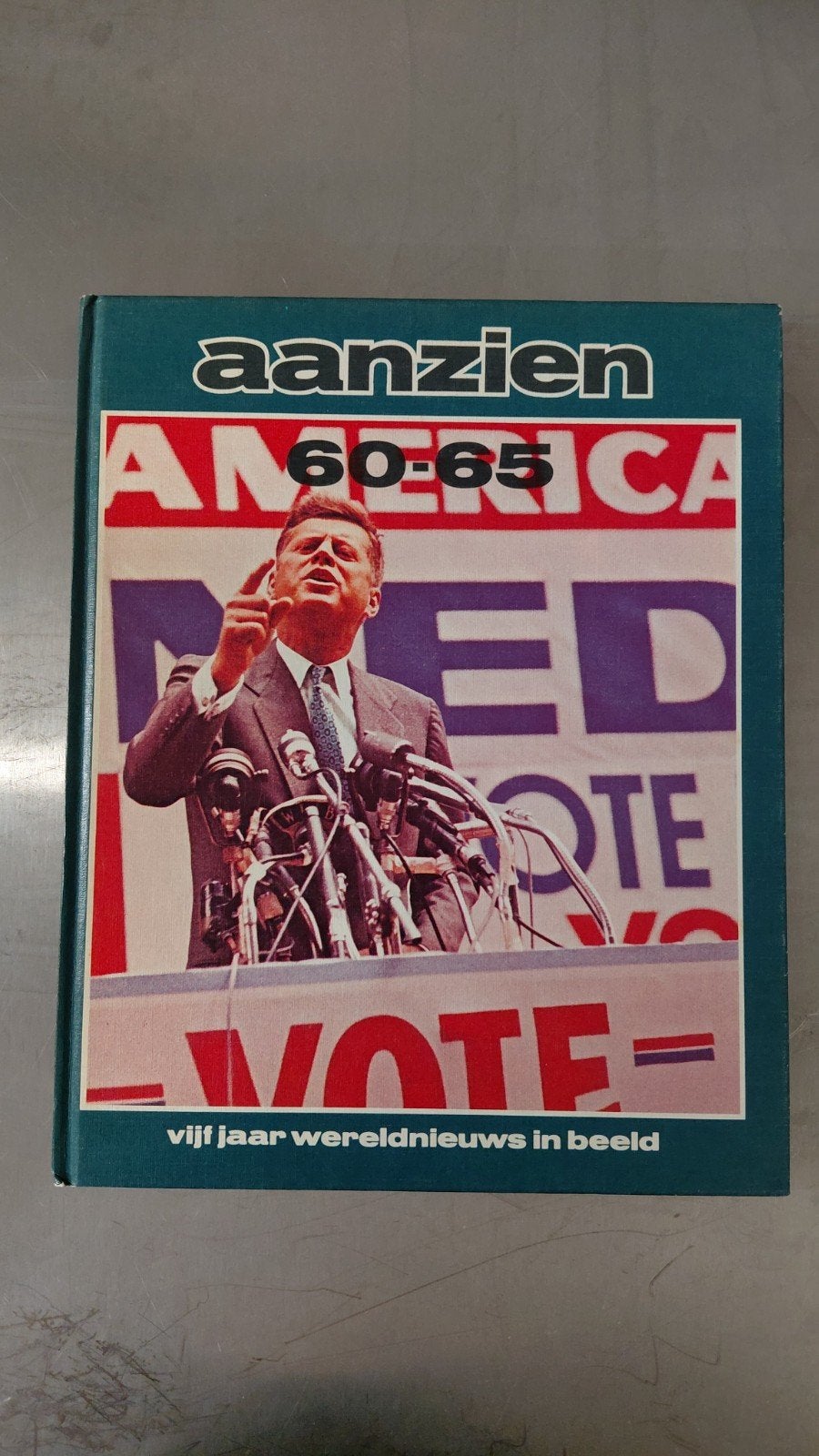 Aanzien 1960-1965: Vijf jaar wereldnieuws in beeld, Boeken, Ophalen of Verzenden, 20e eeuw of later, Gelezen