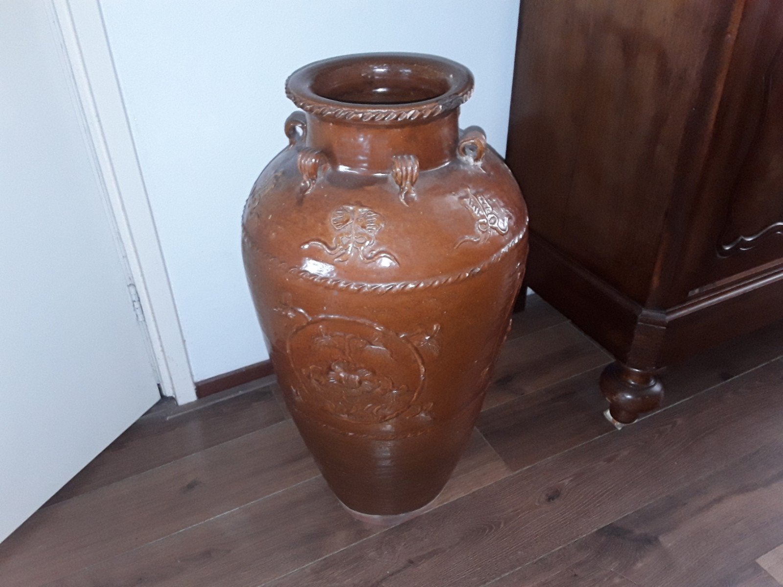Antieke zoutgeglazuurde kruik met reliëfdecoratie, Ophalen