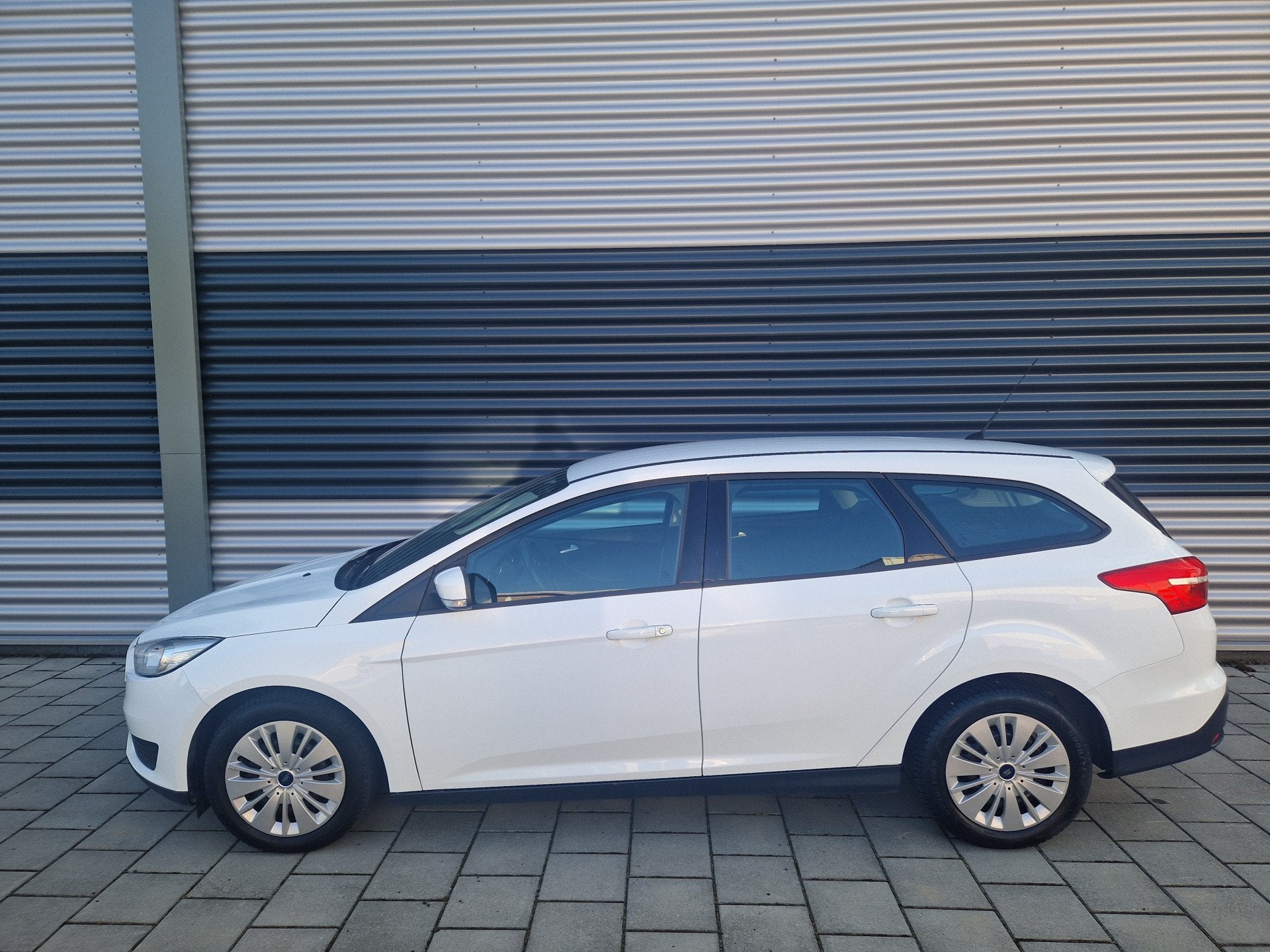 Ford Focus Wagon Nieuwe distributieriem 1.0 Trend (bj 2016), Gebruikt, Wit, Handgeschakeld, 999 cc