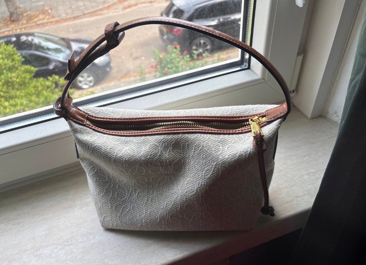 Loewe Cubi Anagram Schoudertasje Beige/Bruin, Ophalen of Verzenden, Zo goed als nieuw, Beige, Schoudertasje