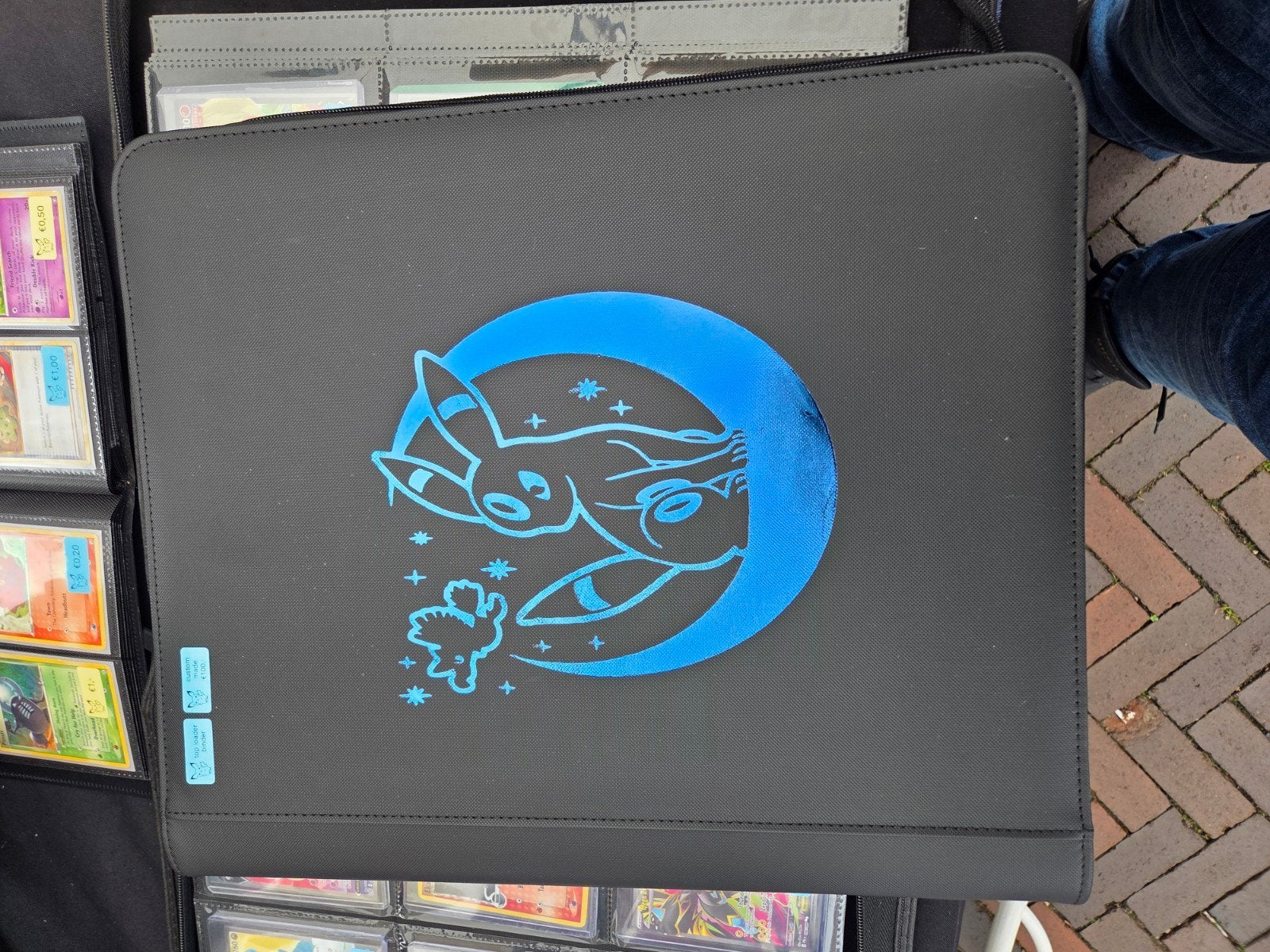 Pokémon Kaartenmap met Eevee en Umbreon design, Hobby en Vrije tijd, Ophalen of Verzenden, Zo goed als nieuw, Overige typen