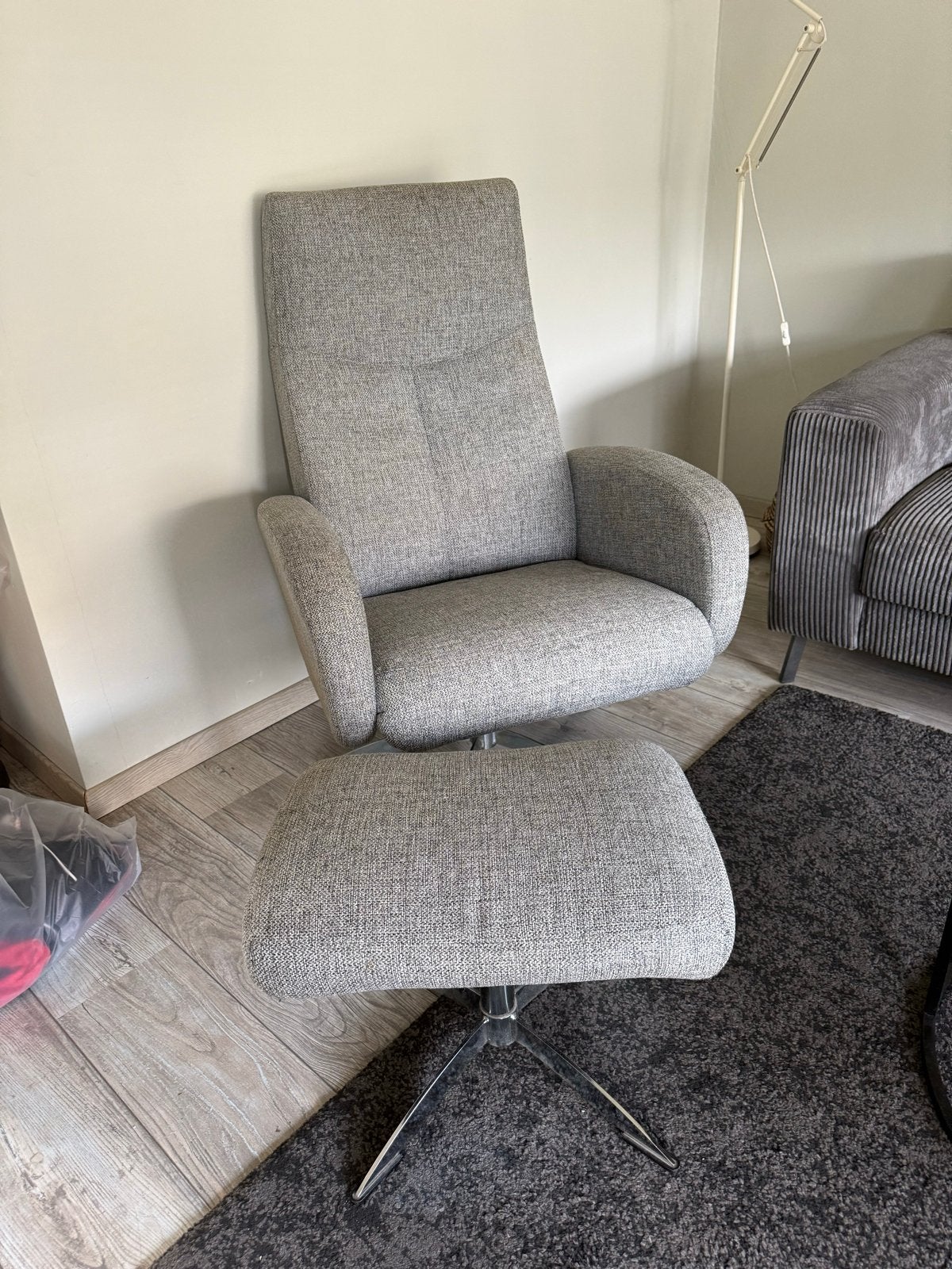 Gratis relax fauteuil met voetenbankje af te halen in Lobith, Ophalen, Gebruikt, Stof, 75 tot 100 cm