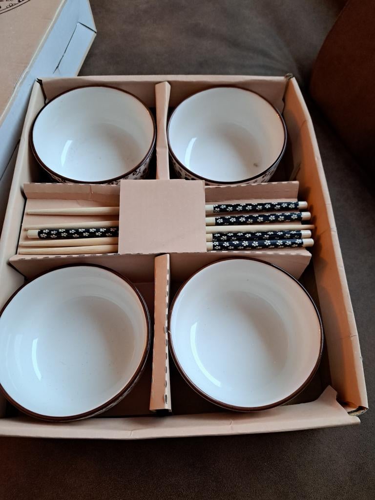 Nieuw Japans servies set met 4 schaaltjes en stokjes, Ophalen, Keramiek, Nieuw, Kom(men)