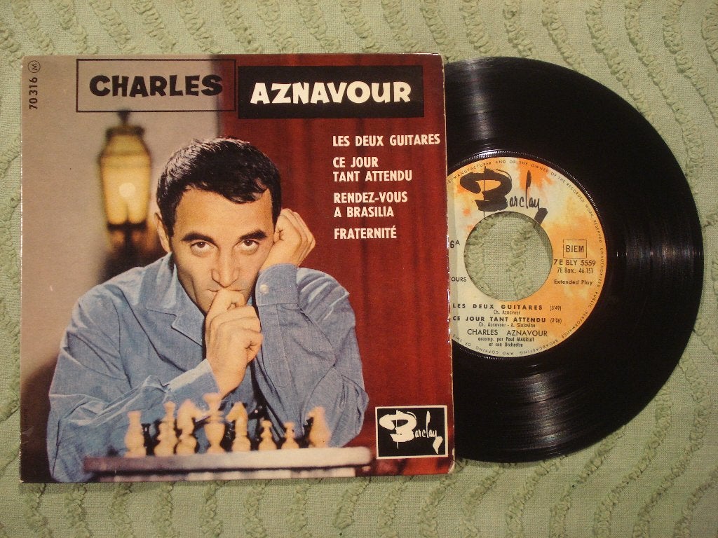 Charles Aznavour 7" Vinyl EP: Les deux guitares (Frankrijk), Ophalen of Verzenden, Zo goed als nieuw, Pop