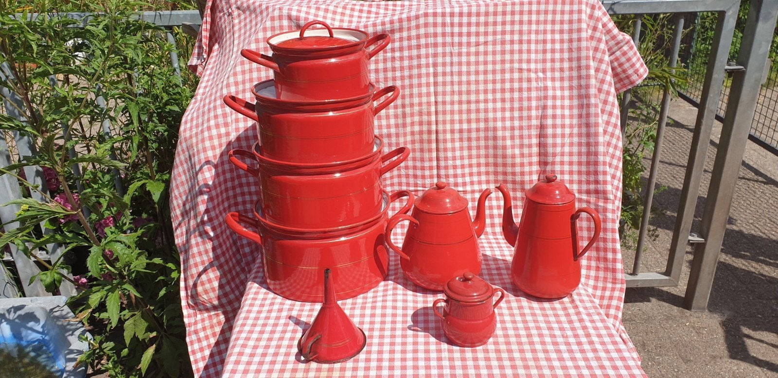 Te koop rood emaille met goud biesje, Ophalen of Verzenden