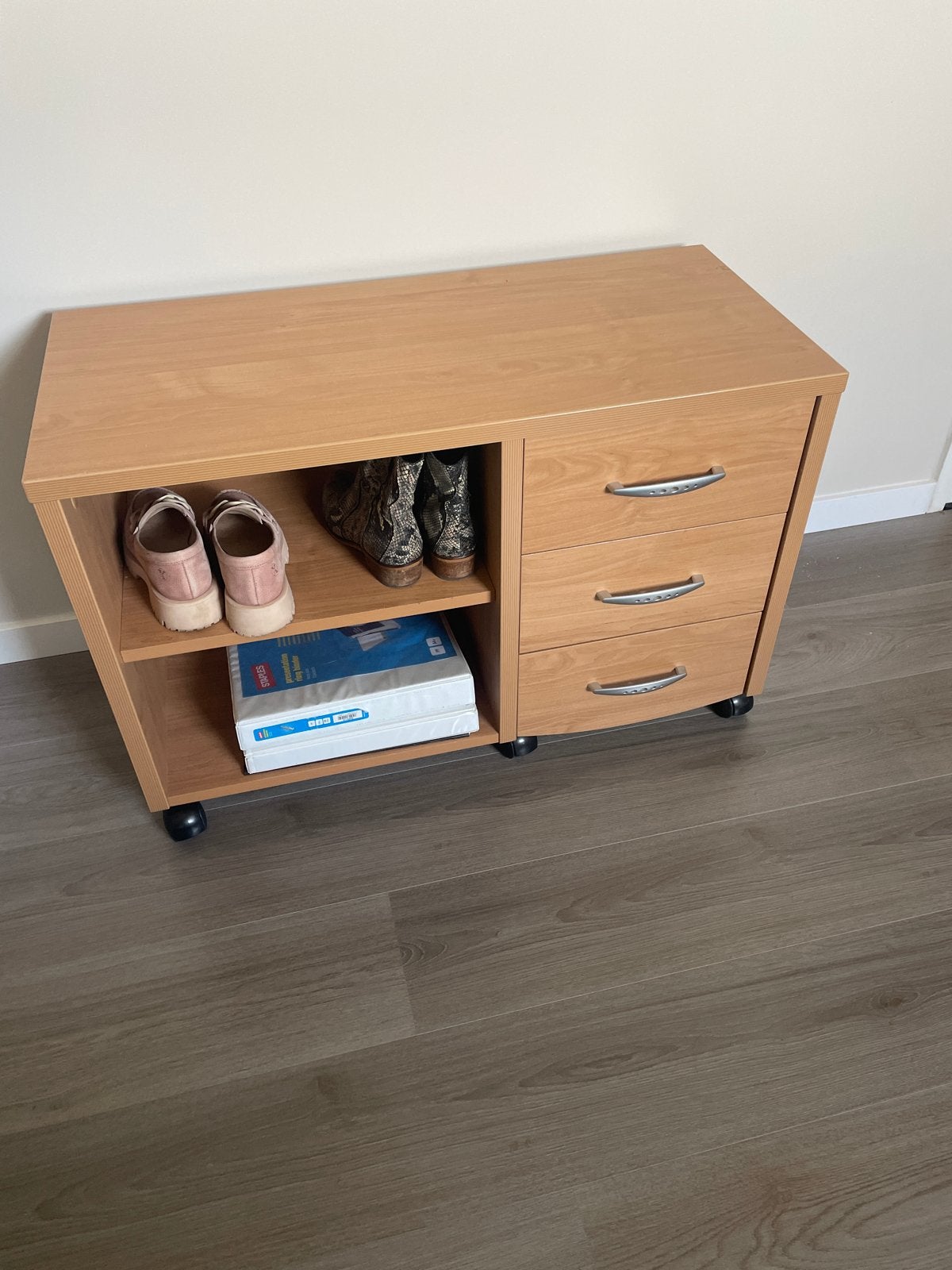 Houten ladekastje met wieltjes en open vakken, Ophalen, Gebruikt