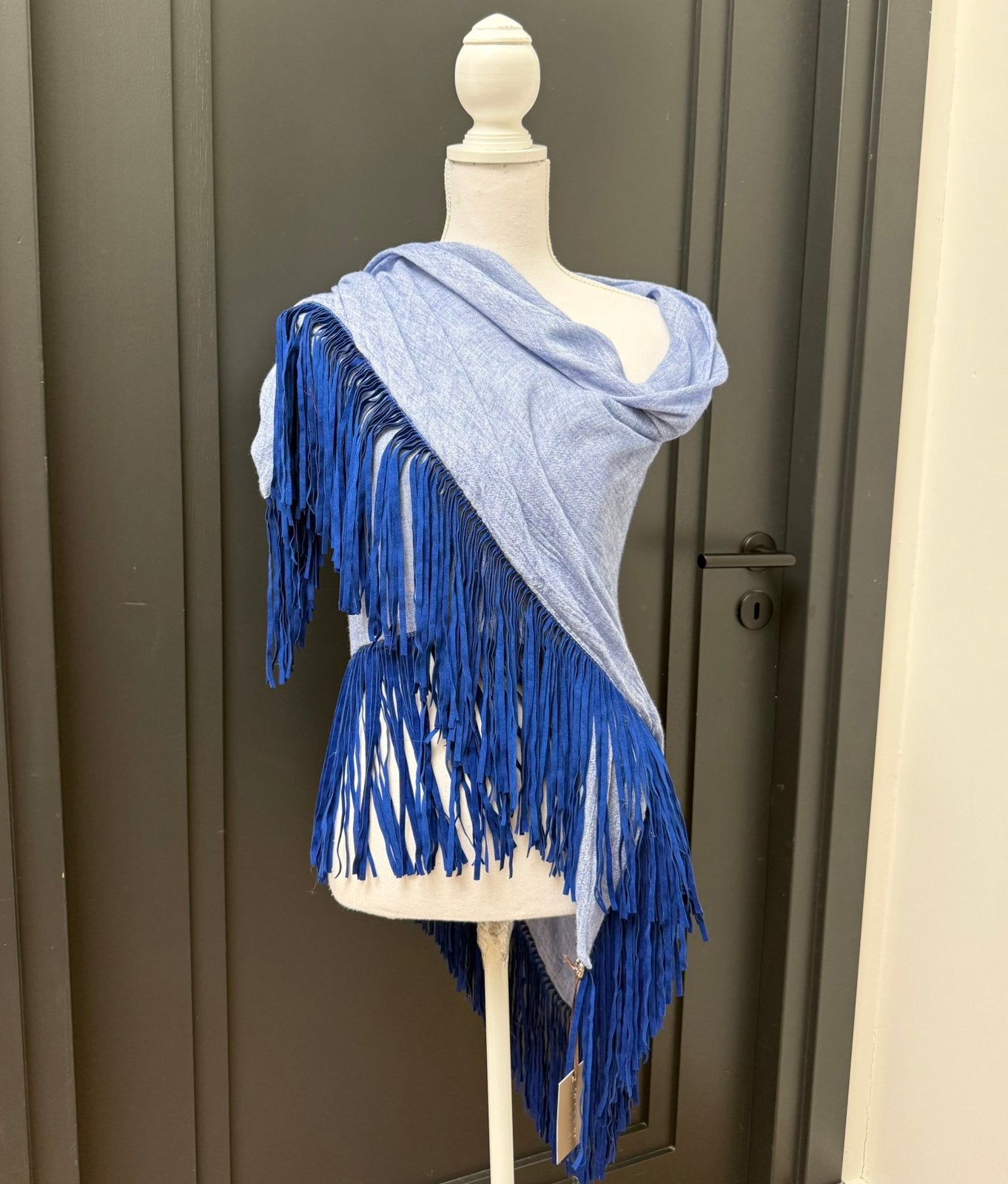 Nieuw! Mucho Gusto driehoekige blauwe sjaal / omslagdoek, Ophalen of Verzenden, Nieuw, Sjaal