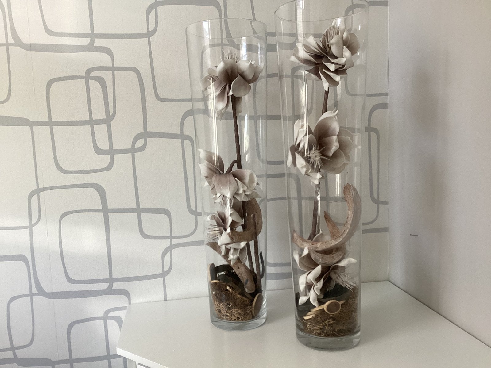 2 vazen met kunstbloemen, Ophalen, Zo goed als nieuw