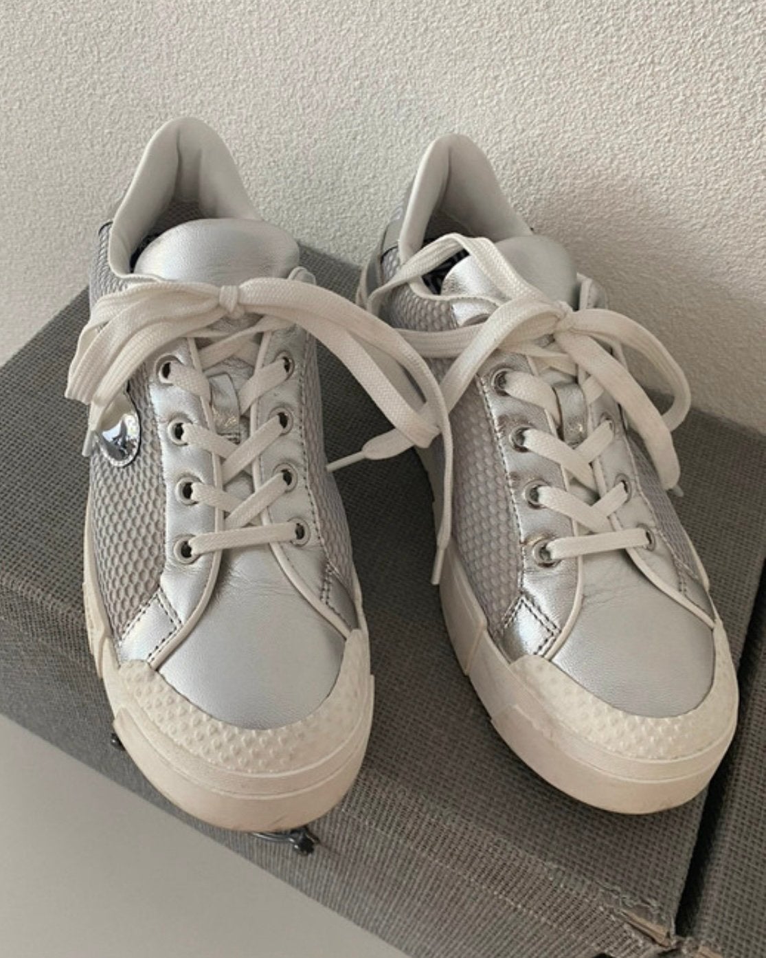 Wit zilveren sneakers love Moschino, Kleding | Dames, Ophalen of Verzenden, Zo goed als nieuw, Wit, Sneakers of Gympen