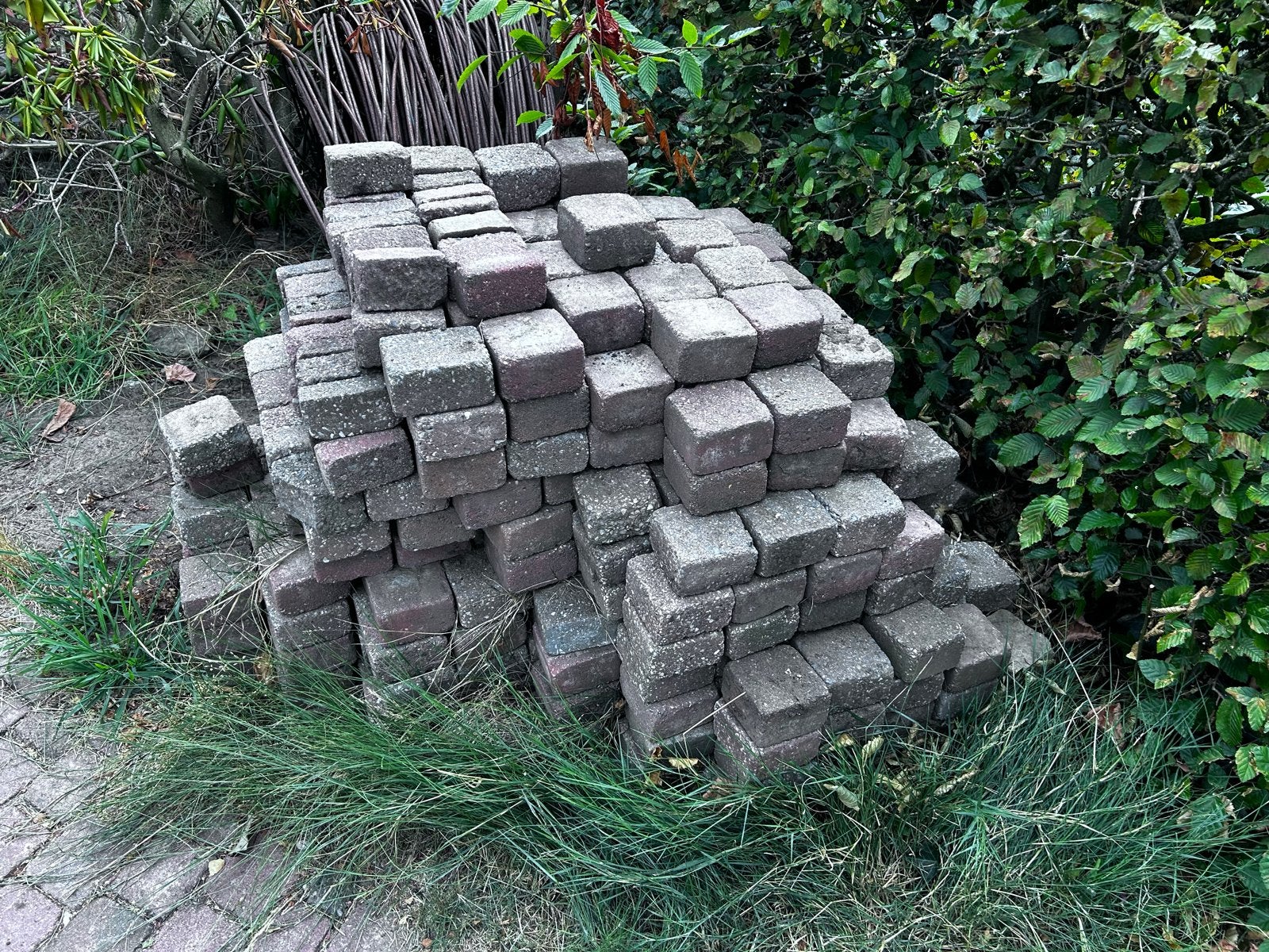 Gratis stenen, rood met zwart, circa 10x10 cm, Ophalen, Gebruikt, Overige materialen, Klinkers