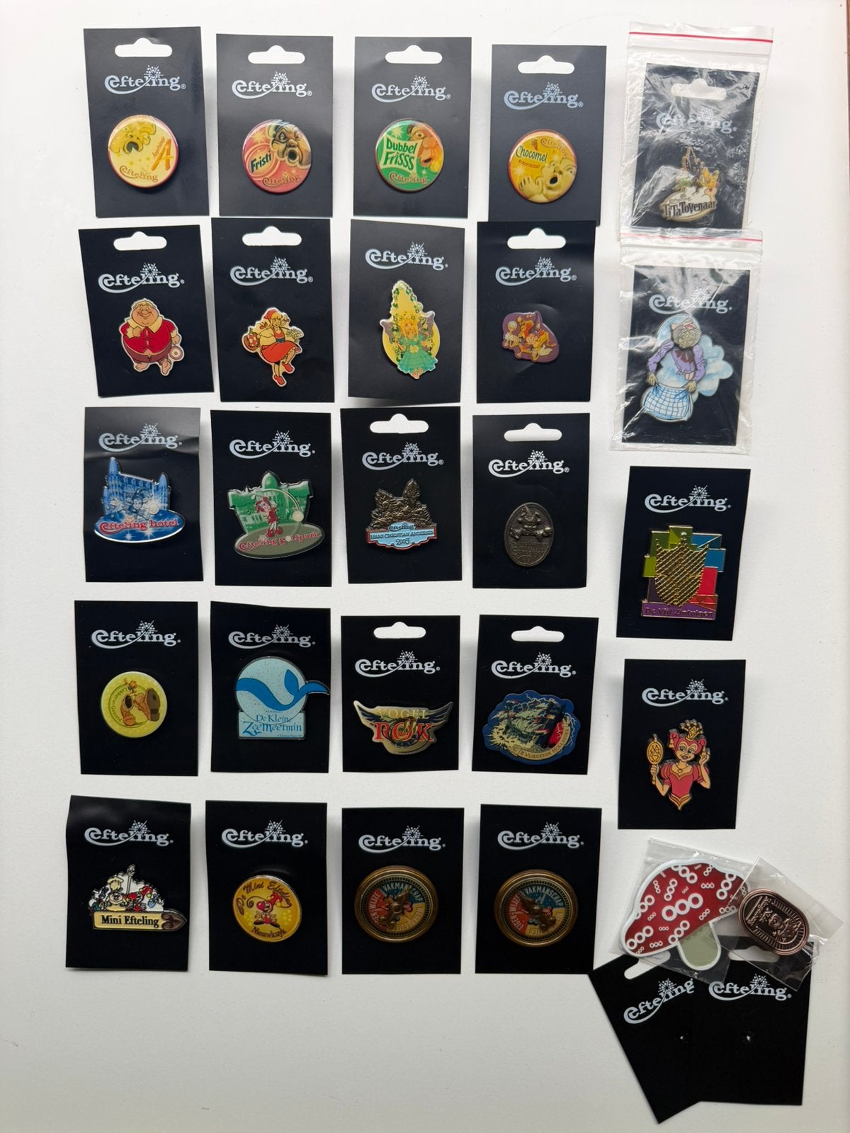 Verschillende Efteling pins op kaartjes!, Ophalen of Verzenden, Zo goed als nieuw, Button of Speldje