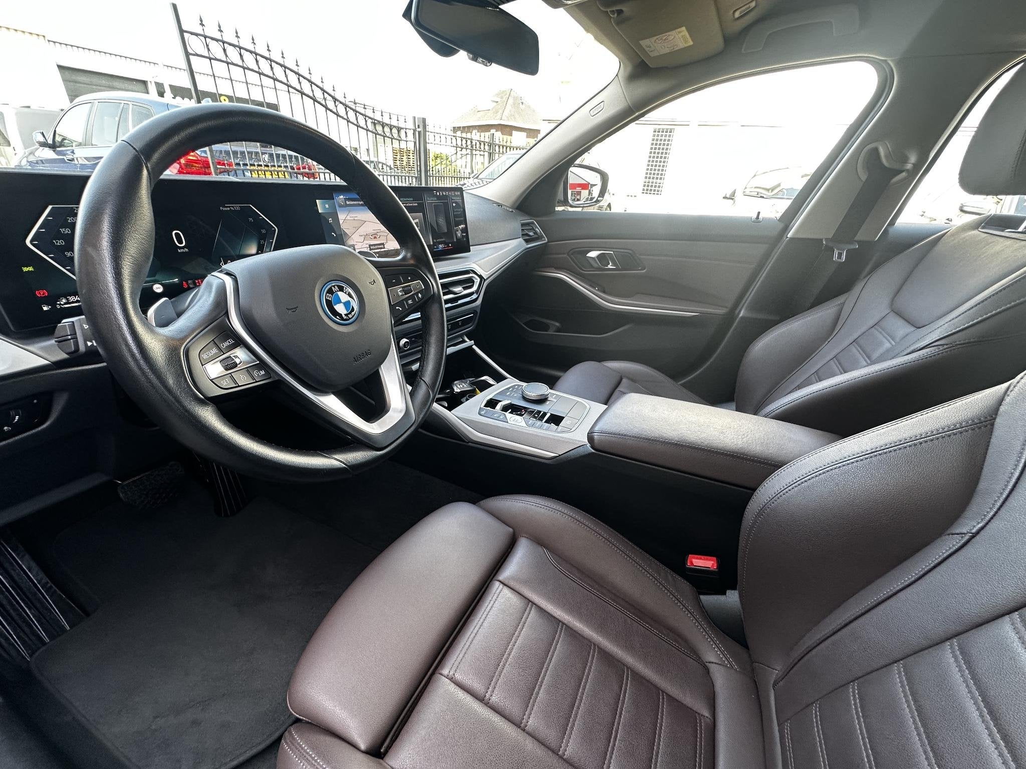 BMW 3-serie Touring 320e Sport|Leder|ShadowLine|Camera, Gebruikt, 4 cilinders, 3-Serie, Zilver of Grijs