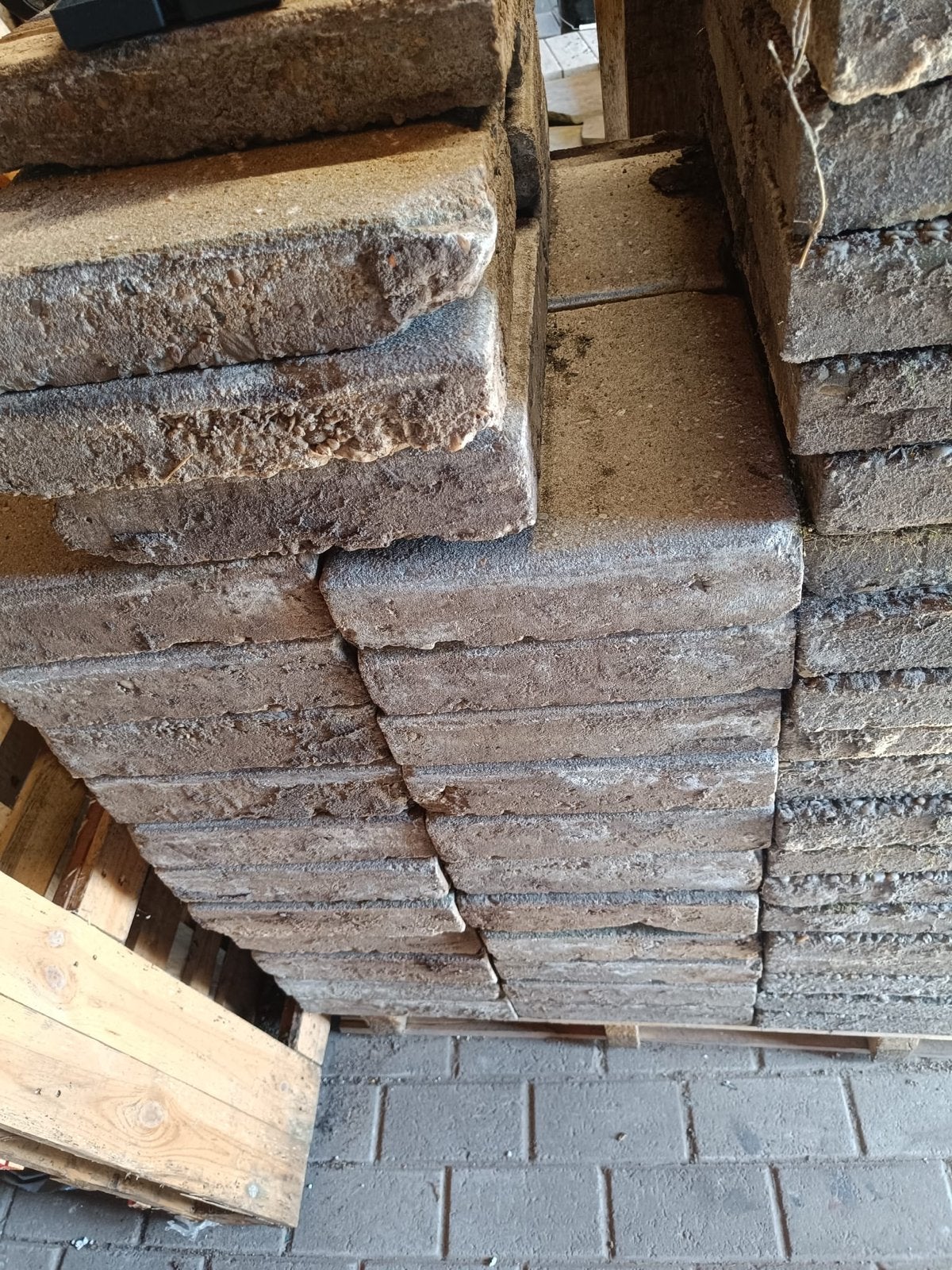 46 gebruikte betontegels (30x30x8 cm) gratis af te halen, Ophalen, Gebruikt, 5 tot 10 m², Beton