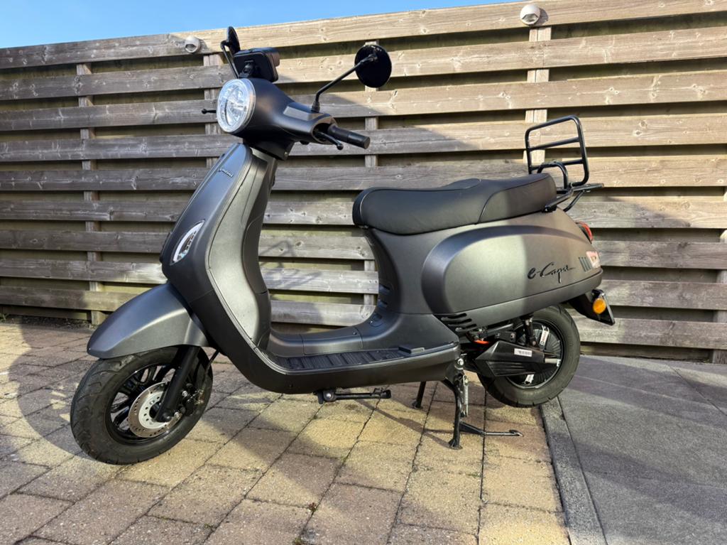 Santini E-Capri elektrische scooter met 2 accu's, mat zwart, Ophalen, Elektrisch, Zo goed als nieuw, Maximaal 25 km/u