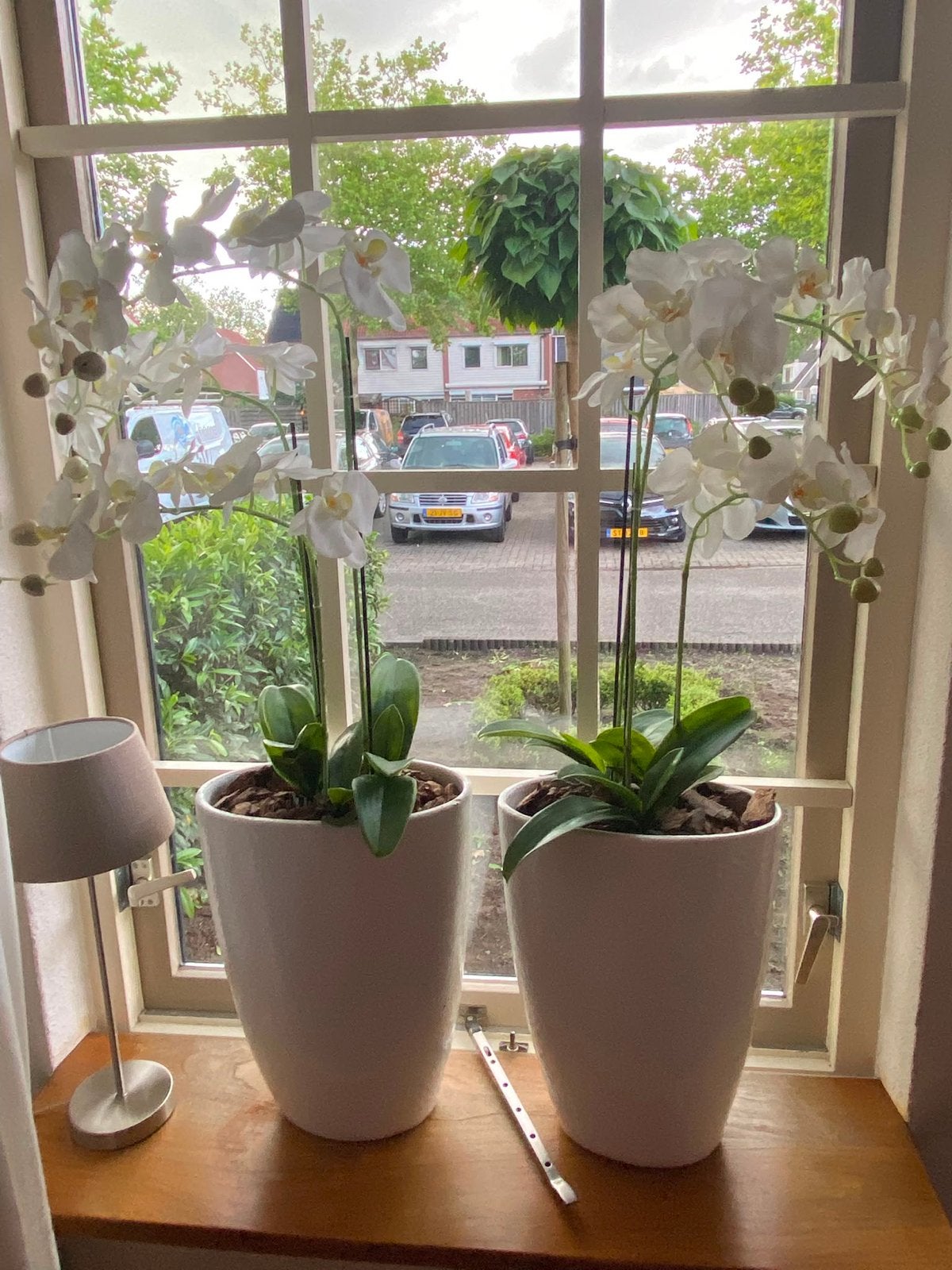 Vier witte bloempotten met kunst orchideeën-, Rond, Binnen, Zo goed als nieuw, Aardewerk