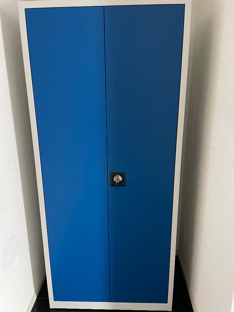 Metalen archiefkast met legplanken en slot (blauw/grijs), Huis en Inrichting, Kasten | Roldeurkasten en Archiefkasten, Ophalen