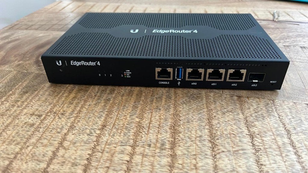 Edgerouter ER-4, Computers en Software, Routers en Modems, Zo goed als nieuw, Router met modem, Ophalen of Verzenden