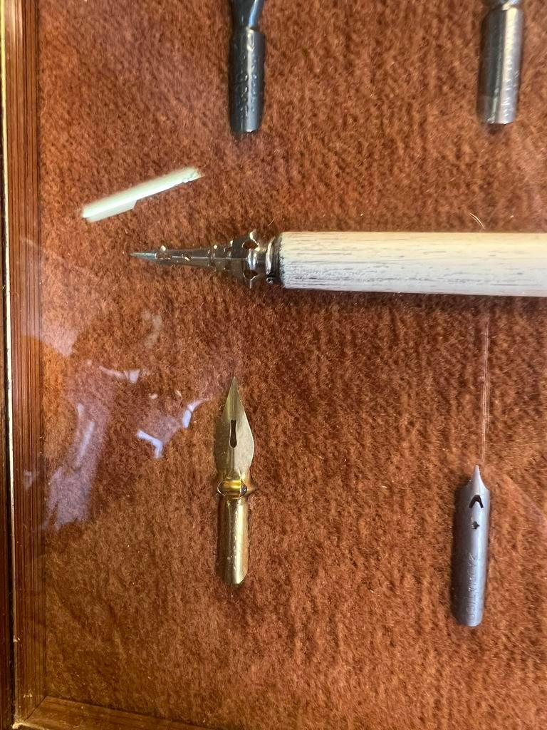 Antieke kroontjes pen display, Overige merken, Gebruikt, Balpen, Ophalen of Verzenden