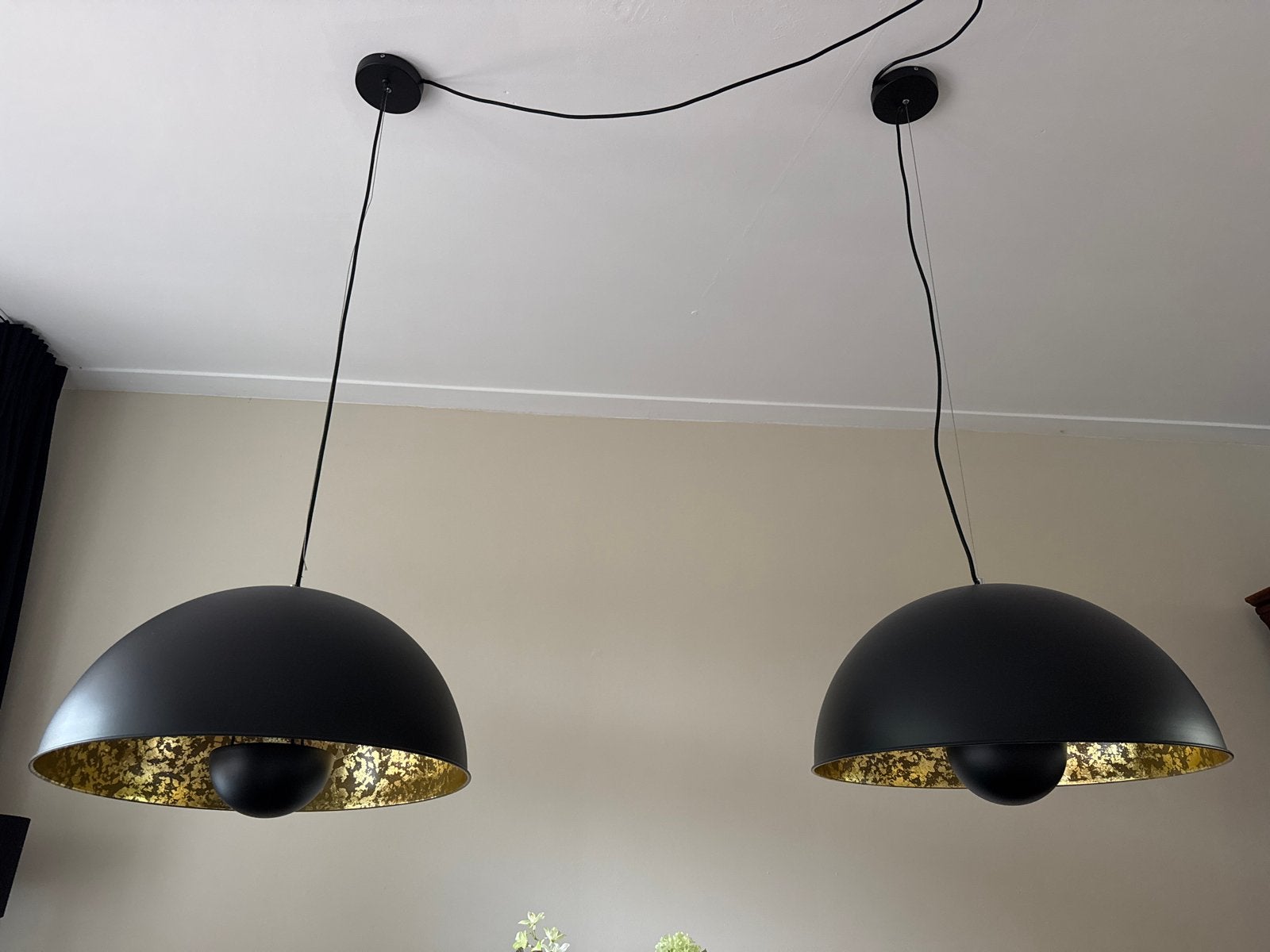 Set van 2 zwarte hanglampen met gouden binnenkant, Ophalen, Zo goed als nieuw, Metaal, E27 (groot)