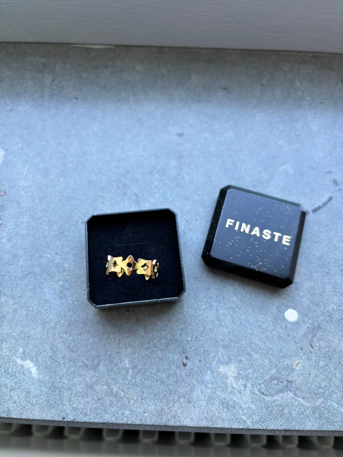 Nieuwe ring Finaste met vierkant, plusje goud, Nieuw, Ophalen of Verzenden, Dame, Goud