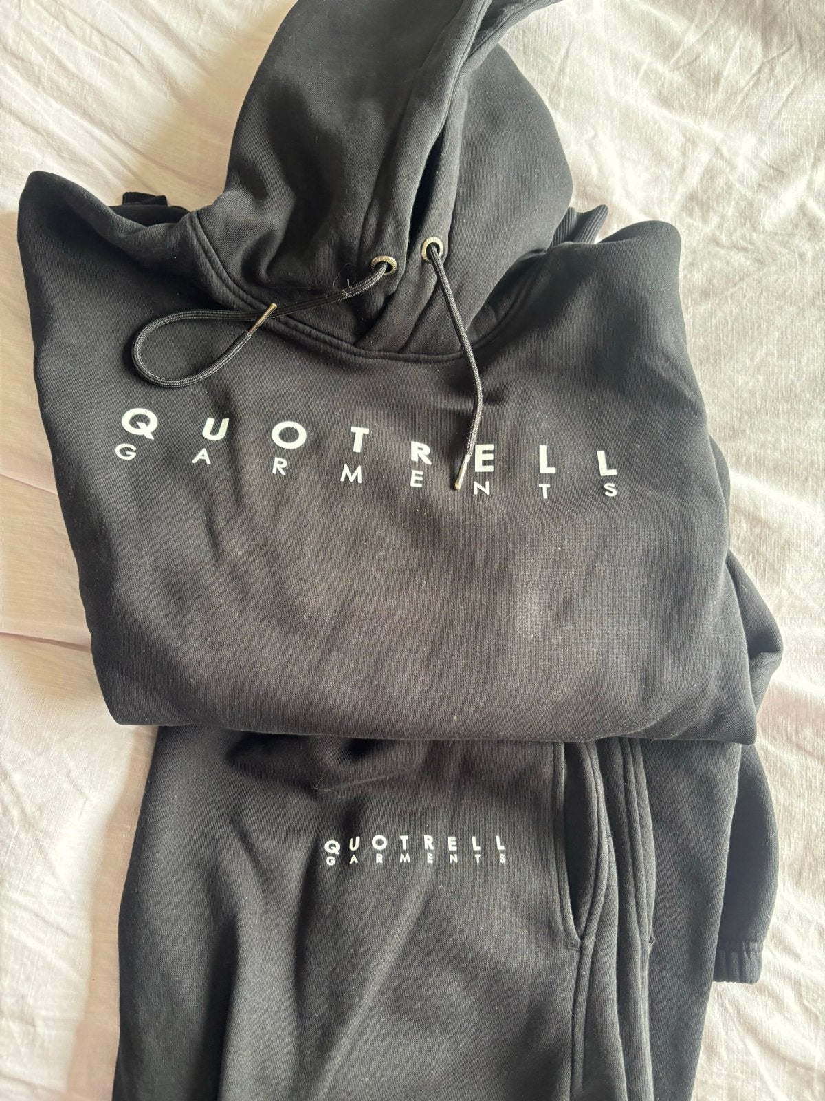 Zwart Quotrell Trainingspak Maat L, Ophalen of Verzenden, Zo goed als nieuw, Maat 42/44 (L), Zwart