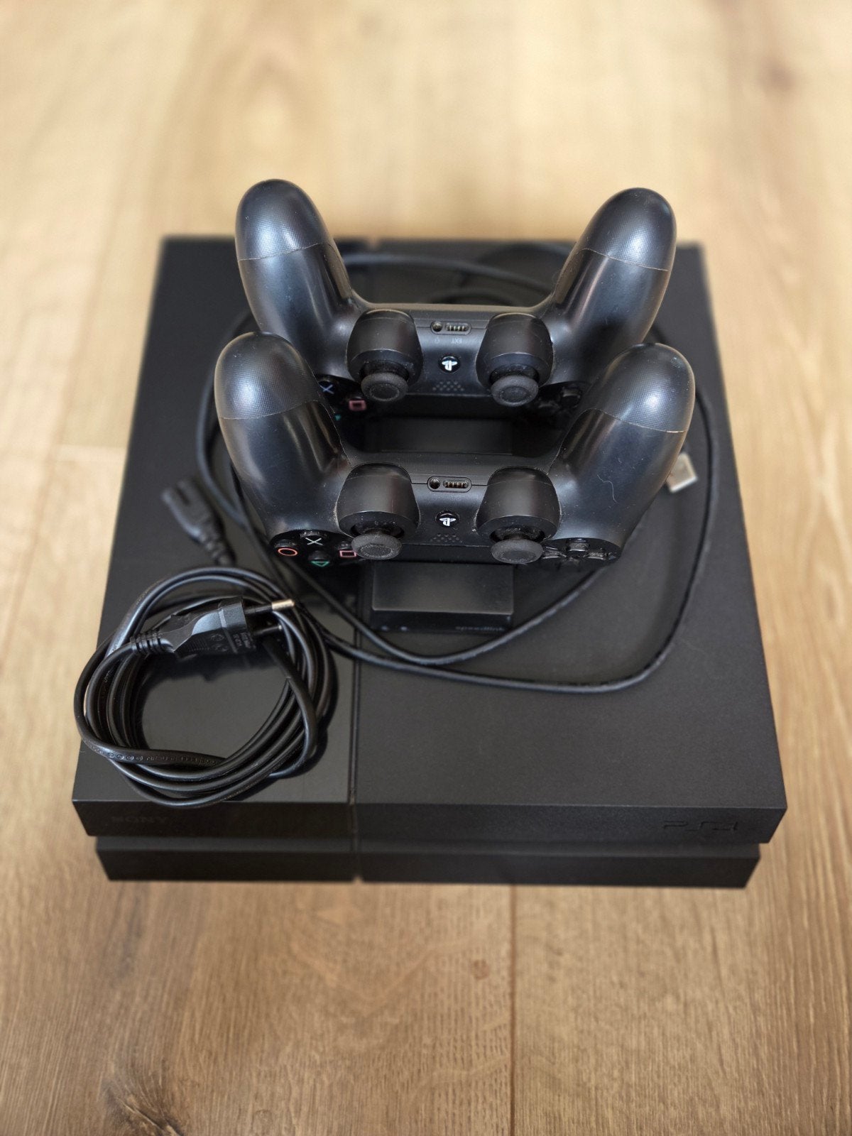 Sony PlayStation 4 (PS4) met 2 controllers en oplader, Ophalen, 500 GB, Met 2 controllers, Zo goed als nieuw