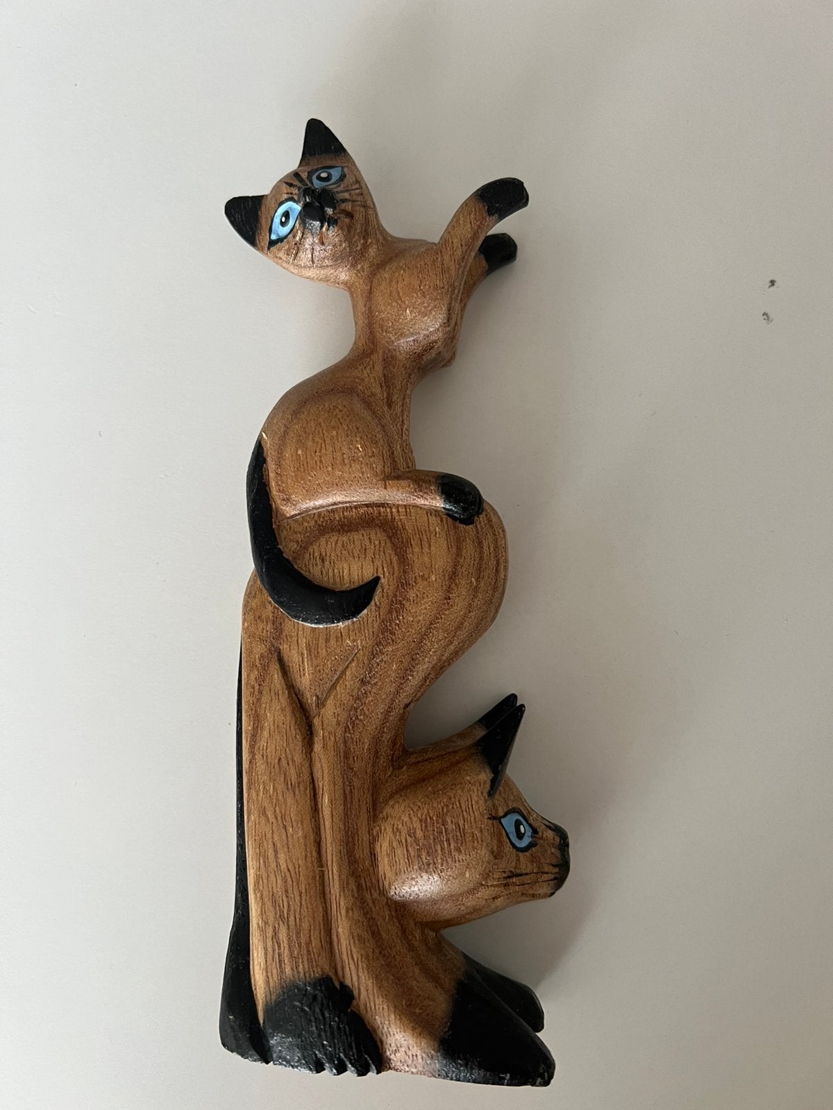 Handgesneden beeldje van exotisch hout van twee katten., Ophalen of Verzenden, Zo goed als nieuw, Dier