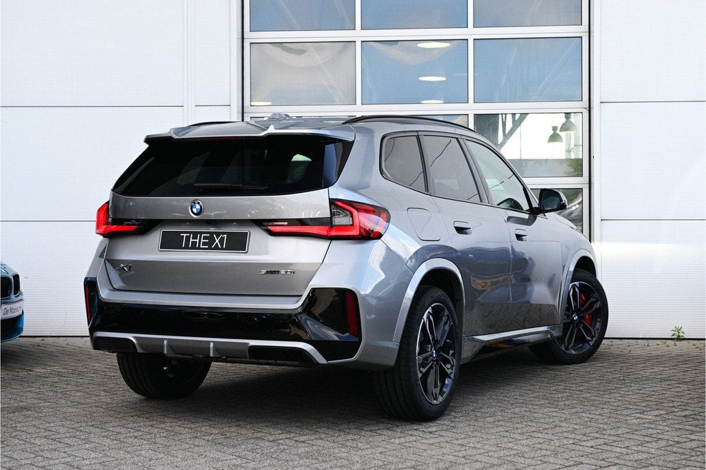 BMW X1 sDrive20i M Sport Automaat / Panoramadak / Trekhaak /, Auto's, BMW, 1525 kg, Zwart, 156 pk, Bedrijf