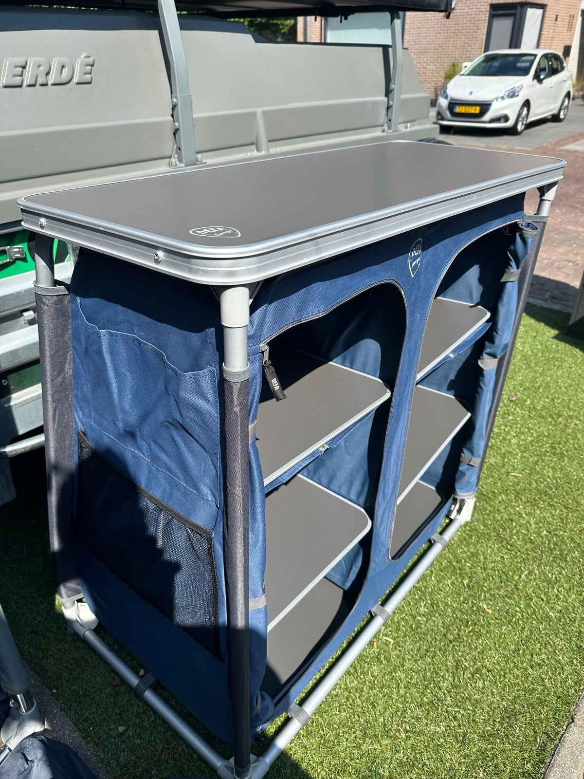 DEFA Europe Campingkast met 6 vakken en schuine achterkant, Caravans en Kamperen, Ophalen, Gebruikt