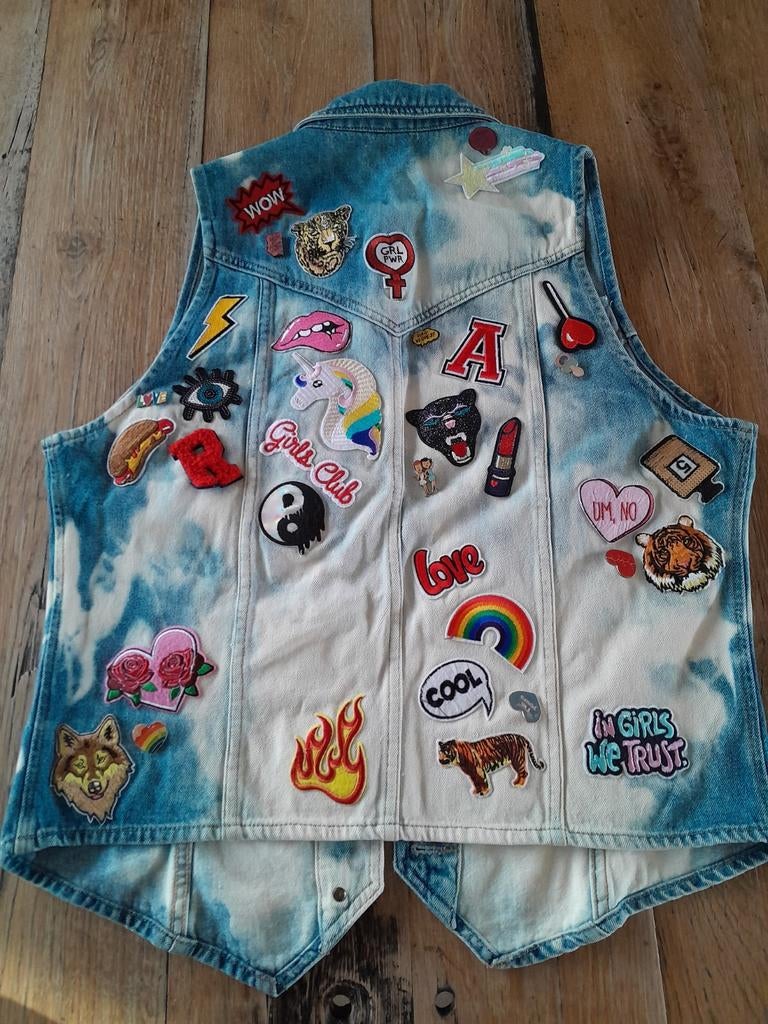 Nieuwe denim gilet met patches en pinnetjes, Maat M/176, Ophalen of Verzenden, Nieuw