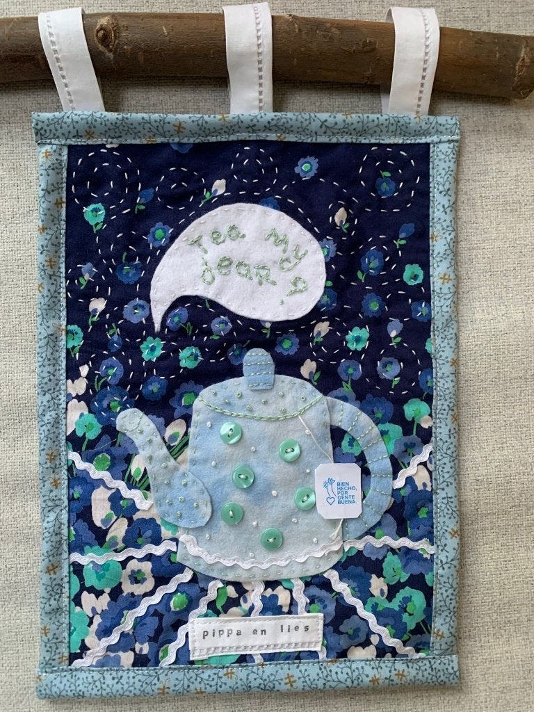 Wandkleedje met potje thee door Pippa & Lies, Handgemaakt, 31 cm, Nieuw, Ophalen of Verzenden