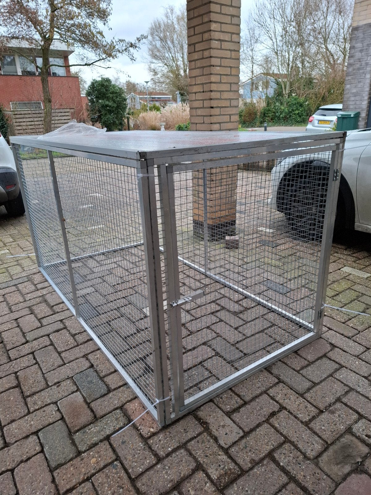 Buitenren van aluminium gazen panelen met gaasmaat 2.5 x 2.5, Ophalen