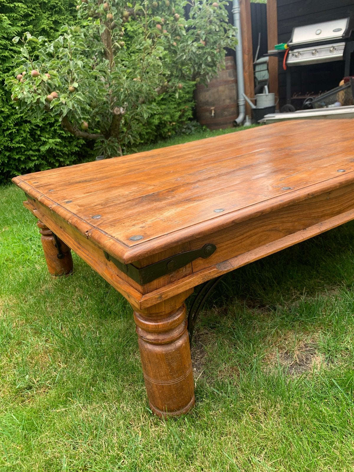 Robuuste houten salontafel met metalen accenten, Ophalen