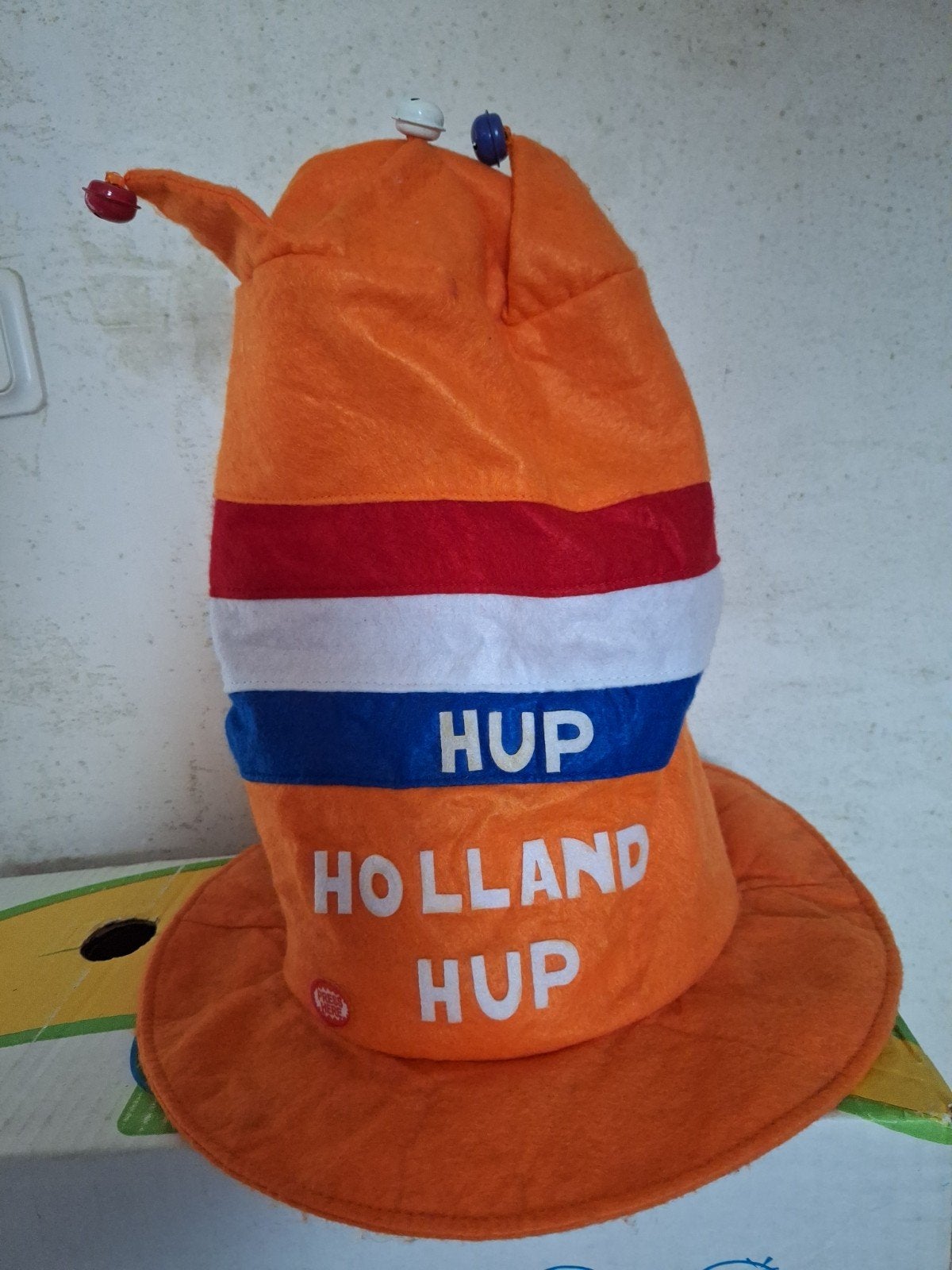 Supportershoed oranje voetbal, Ophalen
