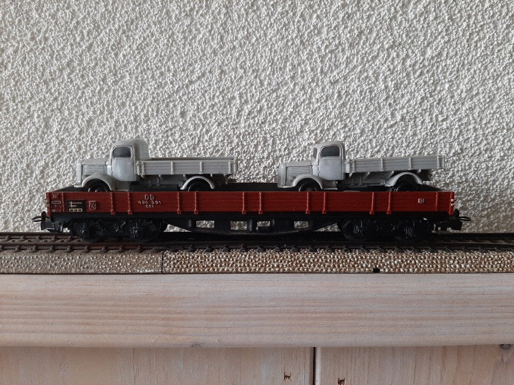 Marklin 4515 lage bakwagen met 2 mercedes-vrachtauto's., Hobby en Vrije tijd, Modeltreinen | H0, Wisselstroom, Gebruikt, Wagon
