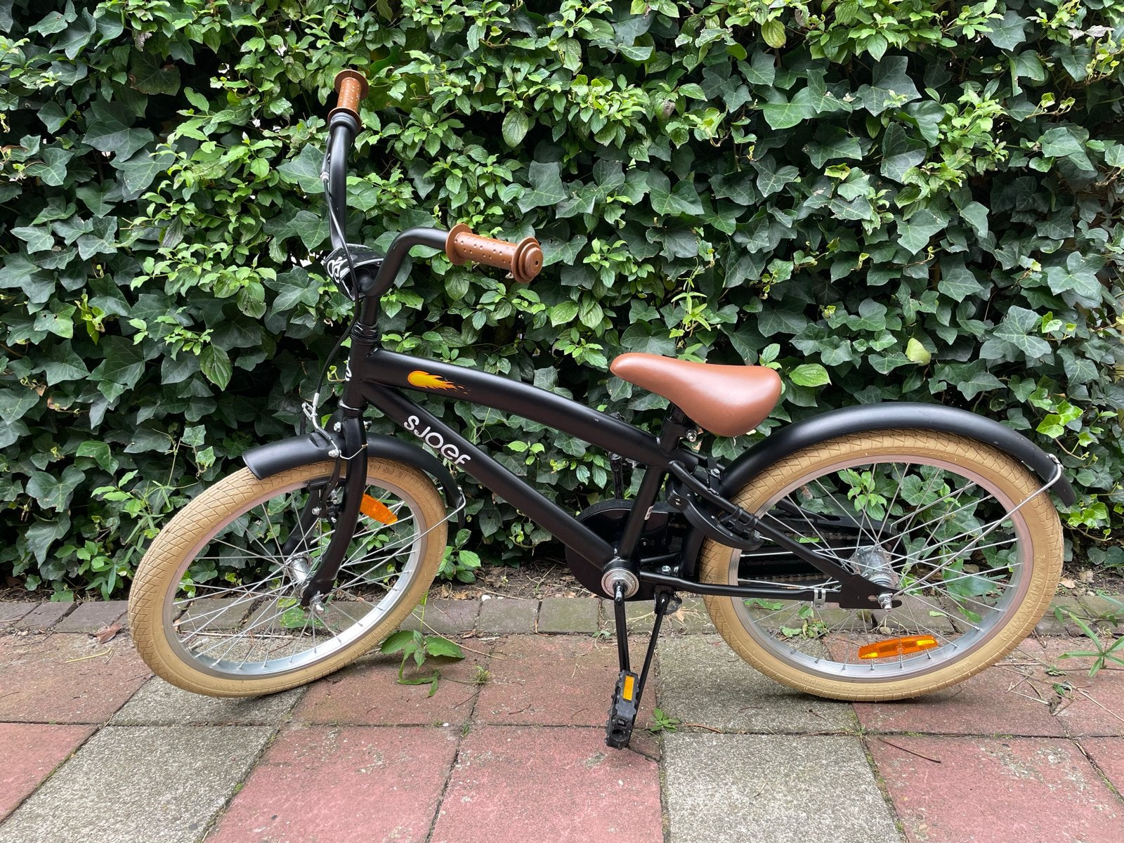 Sjoef kinderfiets 20 inch - Zwart met vlammen en AXA slot, Ophalen, Gebruikt, Terugtraprem, 20 inch of meer