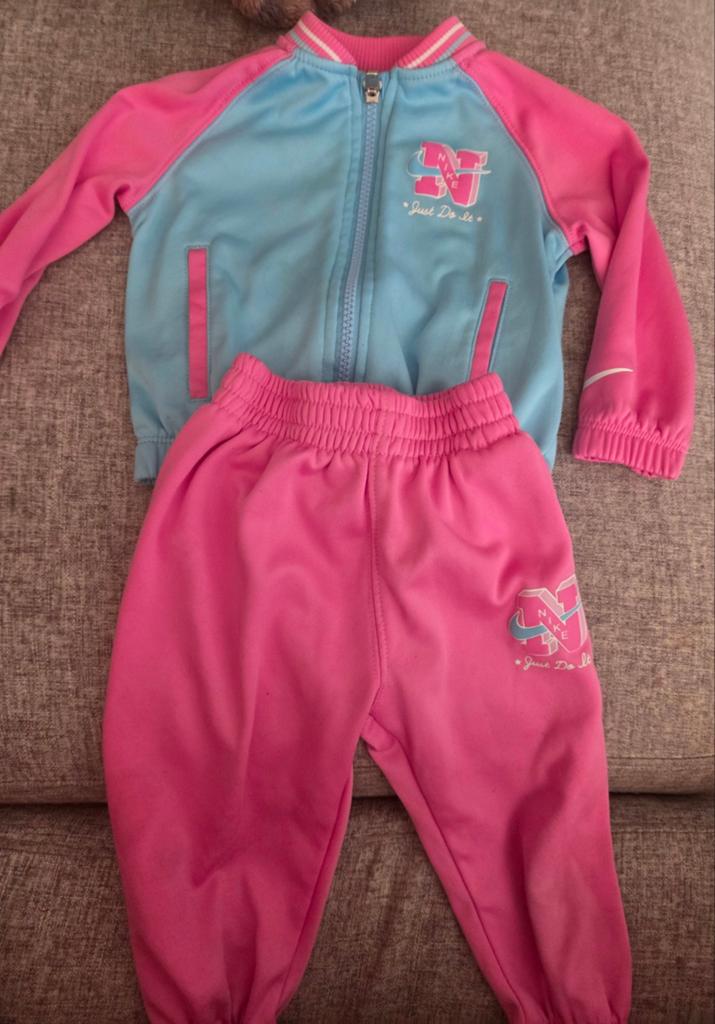 Nike traingspakje mt 74/80, Kinderen en Baby's, Babykleding | Maat 68, Meisje, Ophalen of Verzenden, Zo goed als nieuw, Setje