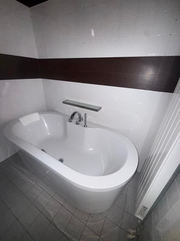 Modern vrijstaand bad met kraan en hoofdsteun, Doe-het-zelf en Verbouw, Sanitair, Gebruikt, Bad, Chroom, Ophalen